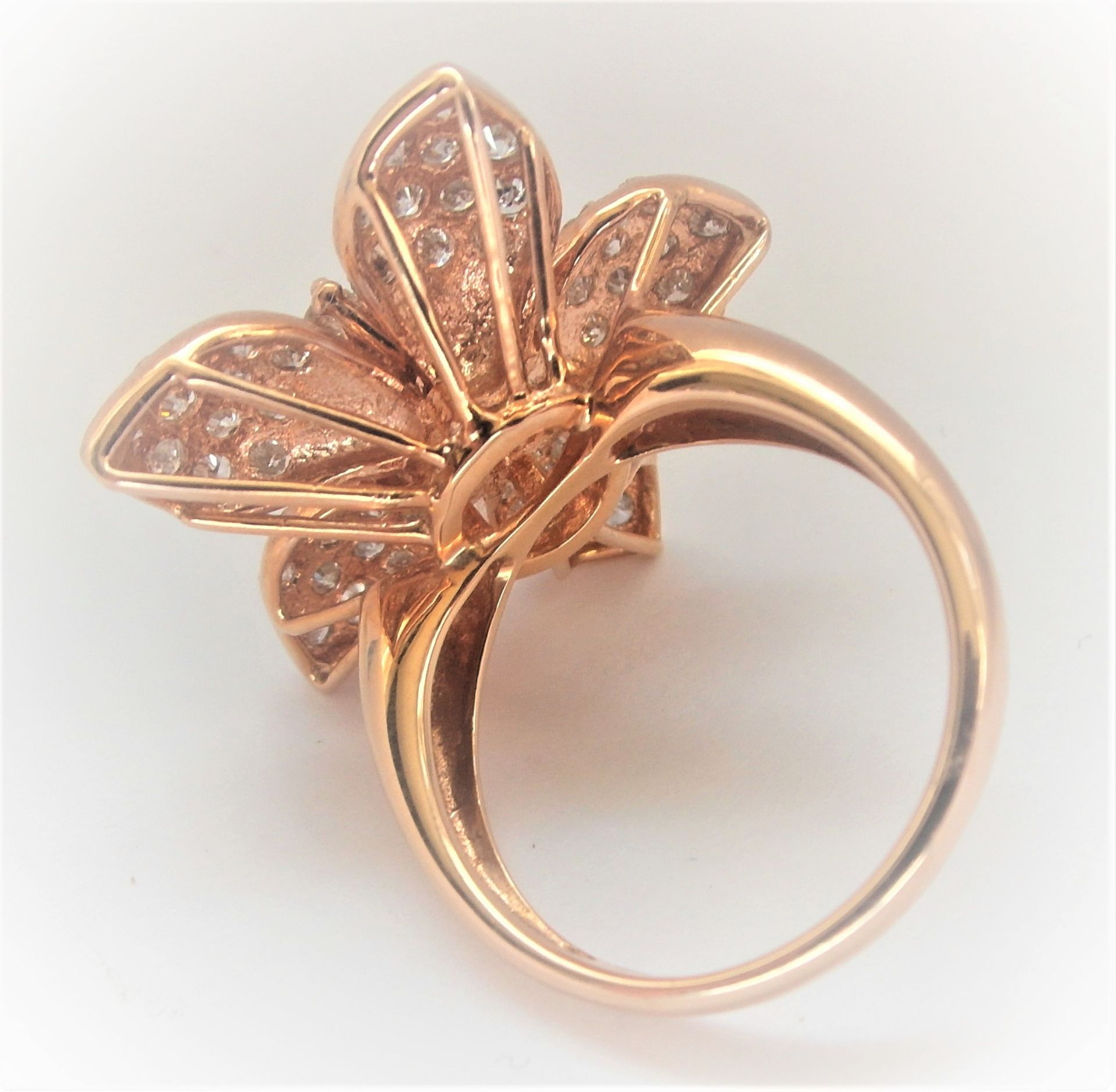 18Ct Rose Gold 5 Leaf Petal Pattern Diamond Ring - Image 4 of 7