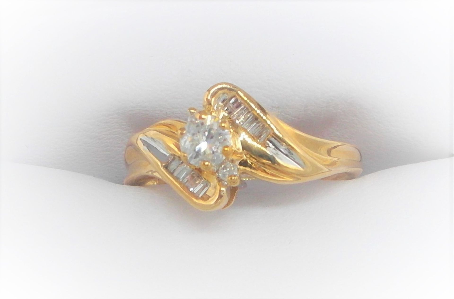 10Ct Yellow Gold Diamond Set Crossover Ring - Image 2 of 4