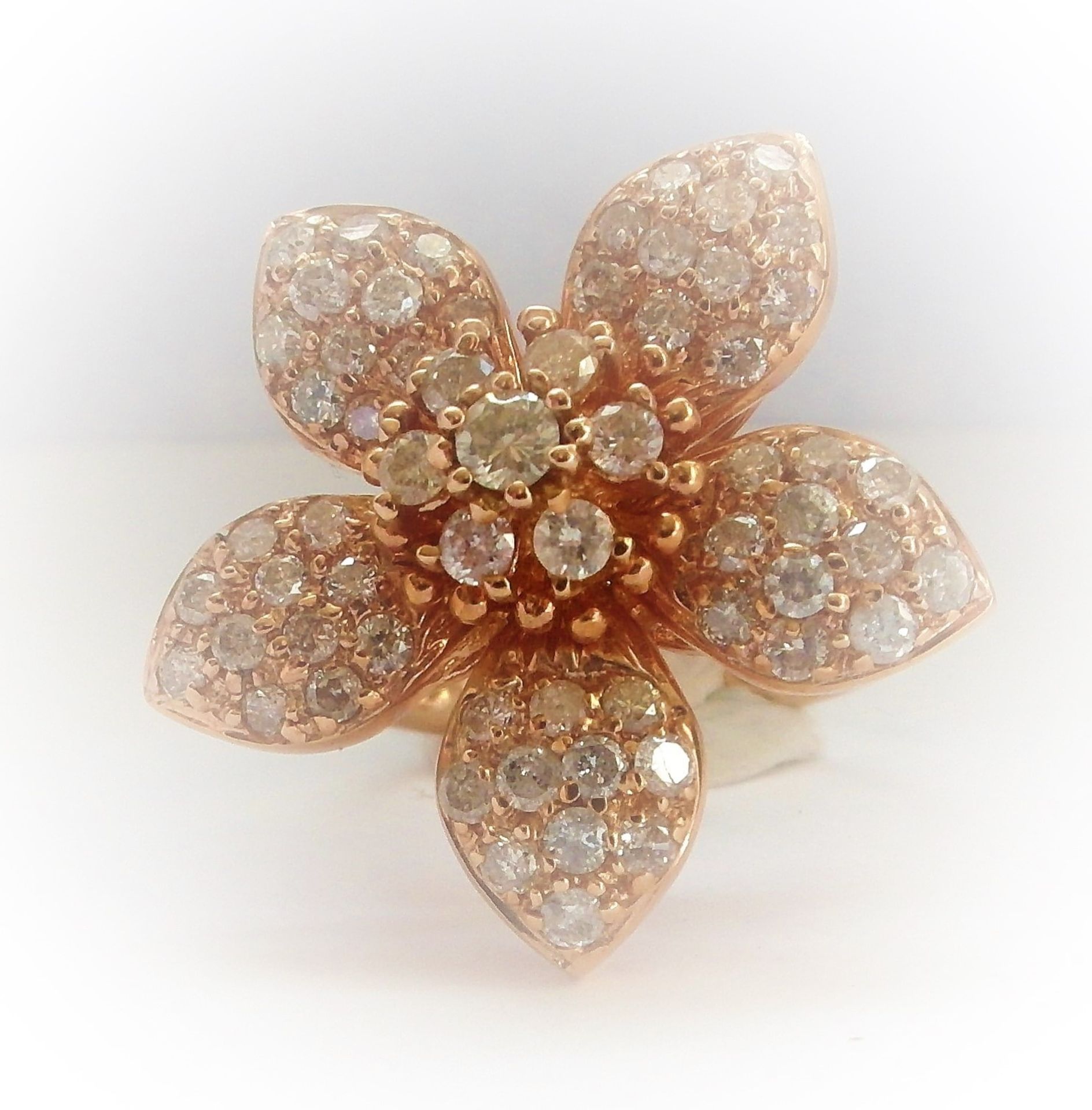 18Ct Rose Gold 5 Leaf Petal Pattern Diamond Ring - Image 2 of 7