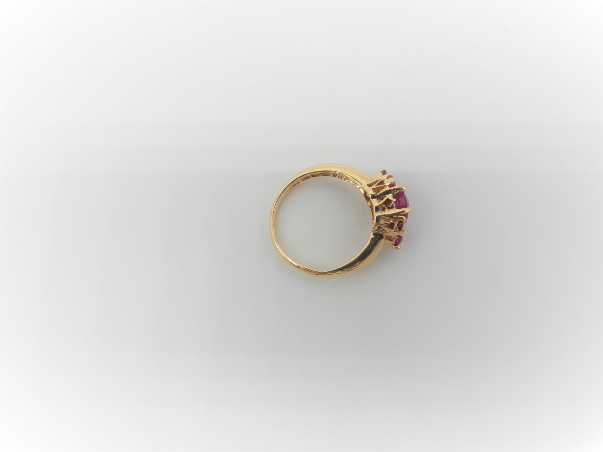 18Ct Yellow Gold Ruby & Diamond Cluster Ring - Image 5 of 5