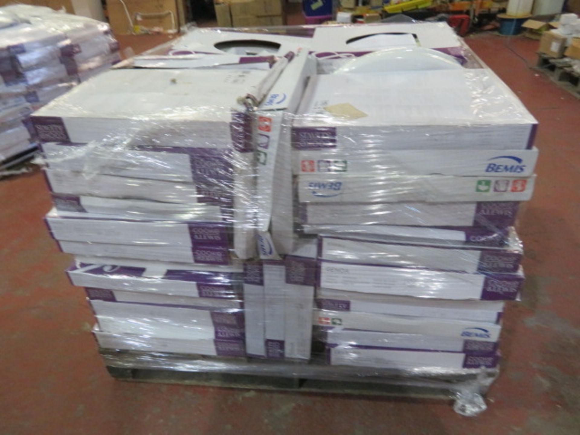 (5A) PALLET TO CONTAIN APPROX. 55 x VARIOUS TOILET SEATS TO INCLUDE: COOKE AND LEWIS GENOA, BEM... - Image 3 of 4