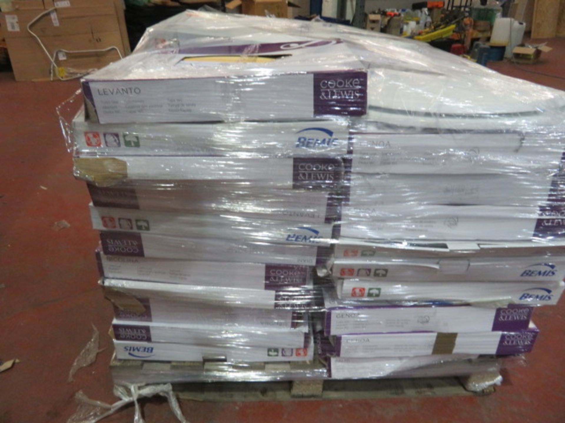 (4A) PALLET TO CONTAIN APPROX. 60 x VARIOUS TOILET SEATS TO INCLUDE: COOKE AND LEWIS LEVANTO, B... - Image 4 of 4