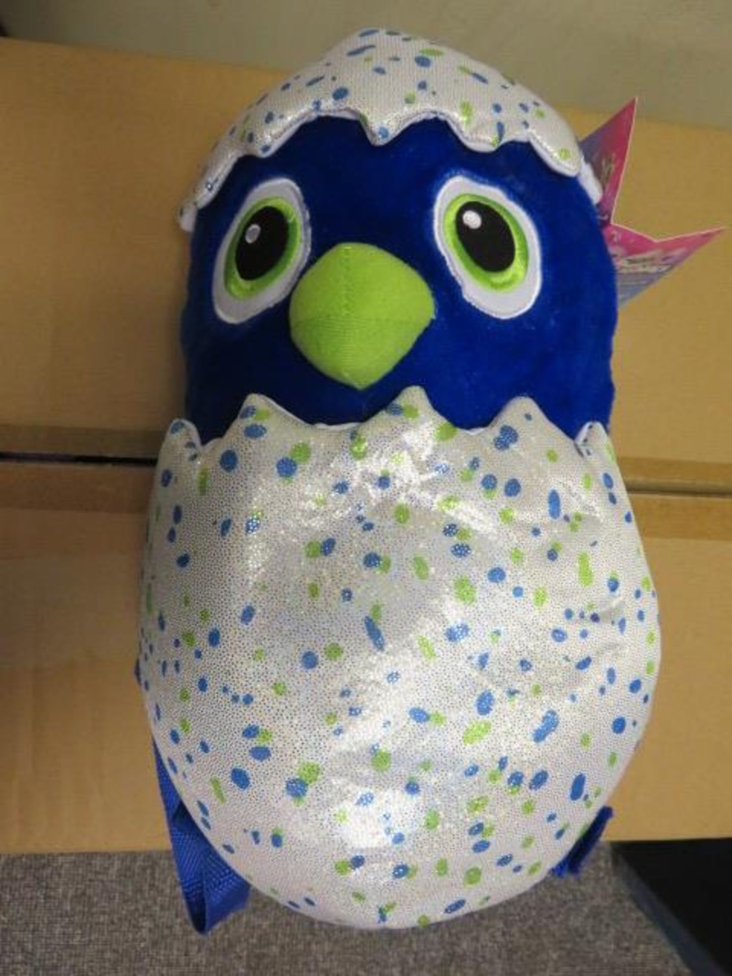 (112) PALLET TO CONTAIN 180 X BRAND NEW HATCHIMALS BLUE/WHITE PLUSH BACKPACK. RRP £19.99 EACH.... - Bild 2 aus 5