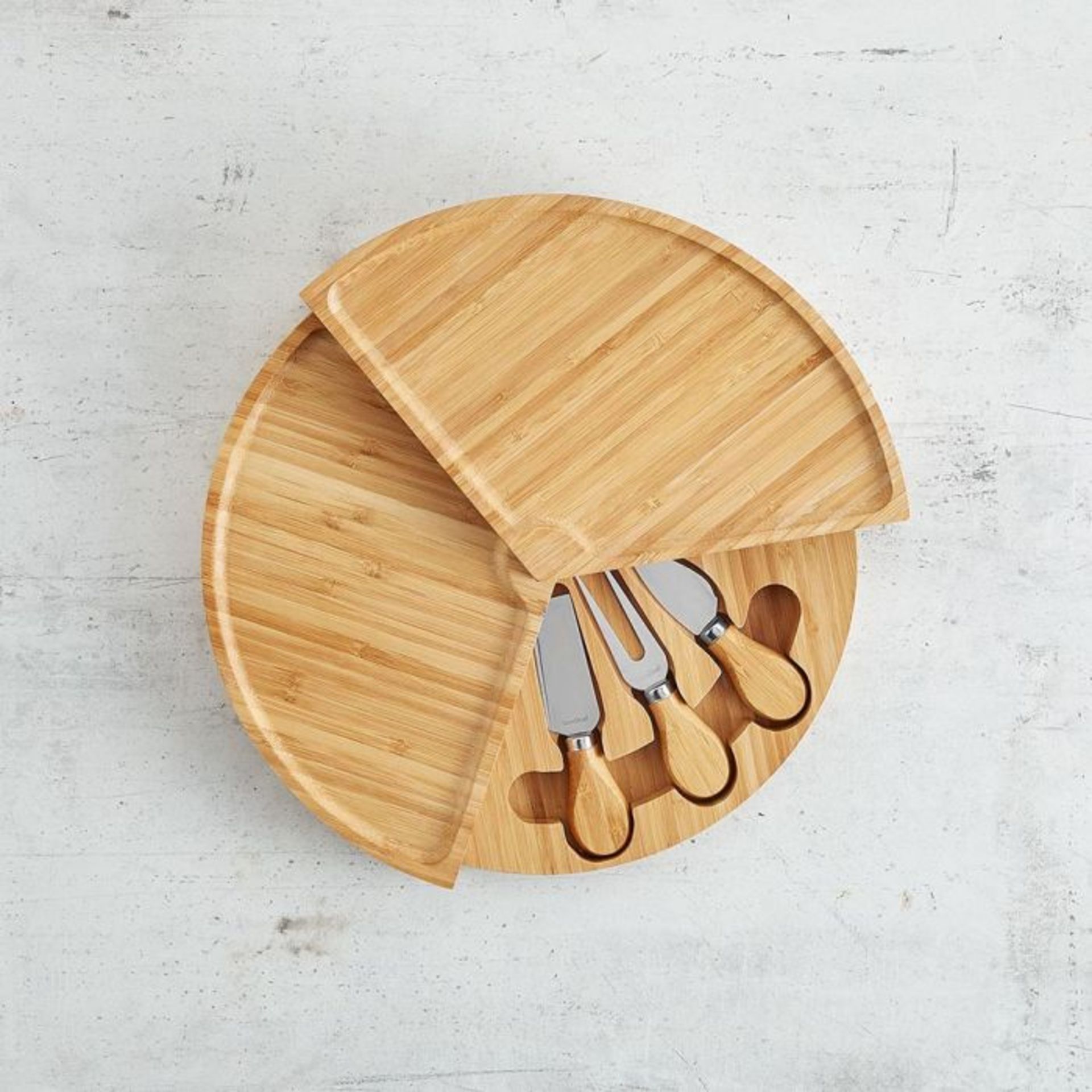 (NN26) Cheese Board with Knives Entertain in style with this hard-wearing 100% bamboo wood che... - Image 3 of 4