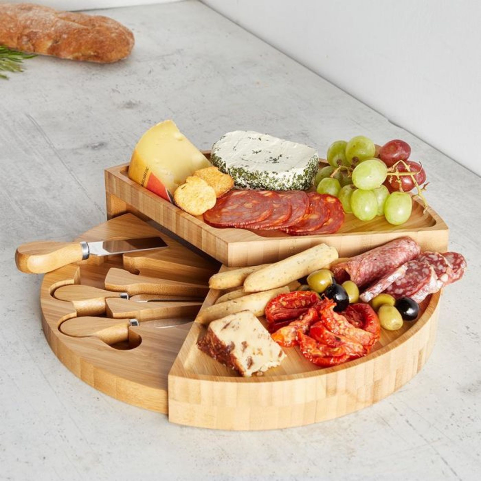 (NN26) Cheese Board with Knives Entertain in style with this hard-wearing 100% bamboo wood che...