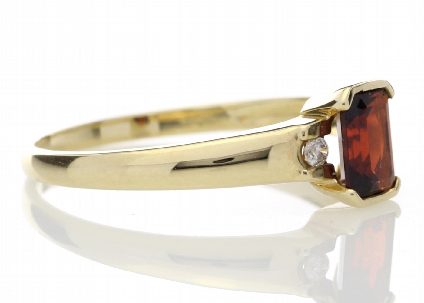 9ct Yellow Gold Emerald Cut Garnet Diamond Ring 0.05 Carats - Image 4 of 5