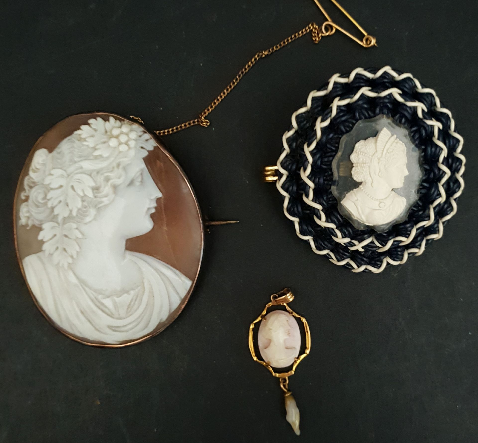 Jewellery 3 x Antique Cameo Brooches