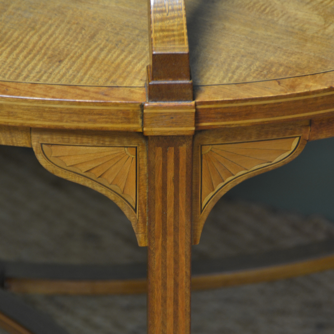 Superb Quality Edwards & Roberts Satinwood Two Tier Occasional / Lamp Table - Image 6 of 9