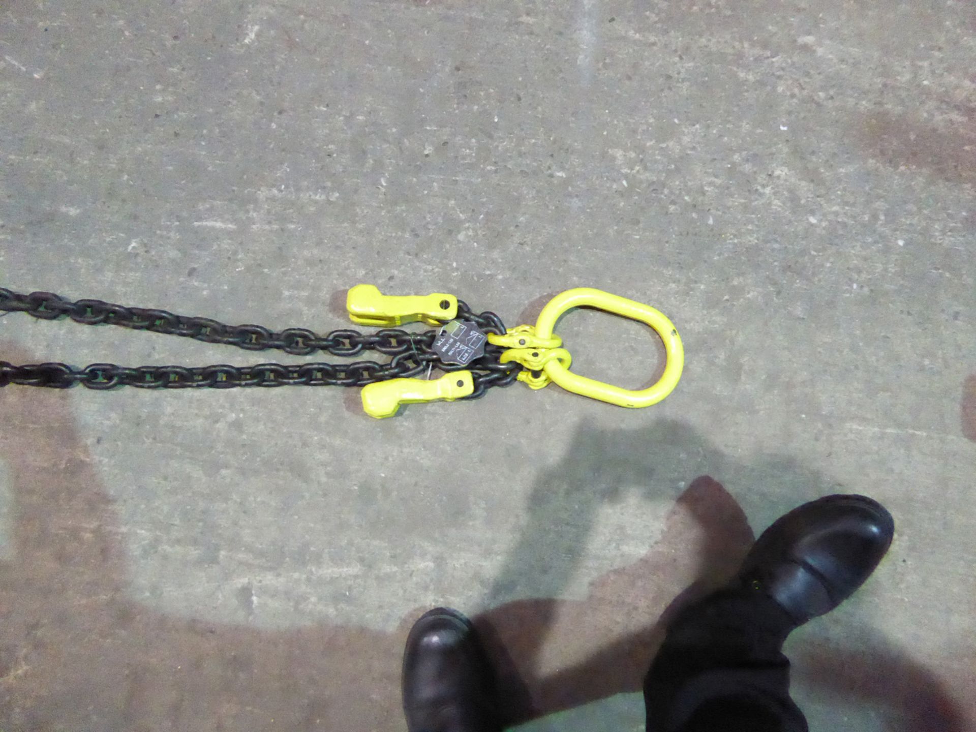 1 x 13mm double leg Grade 80 Chain Sling With master link and Clevis Sling Hooks with safety catch - Image 3 of 6