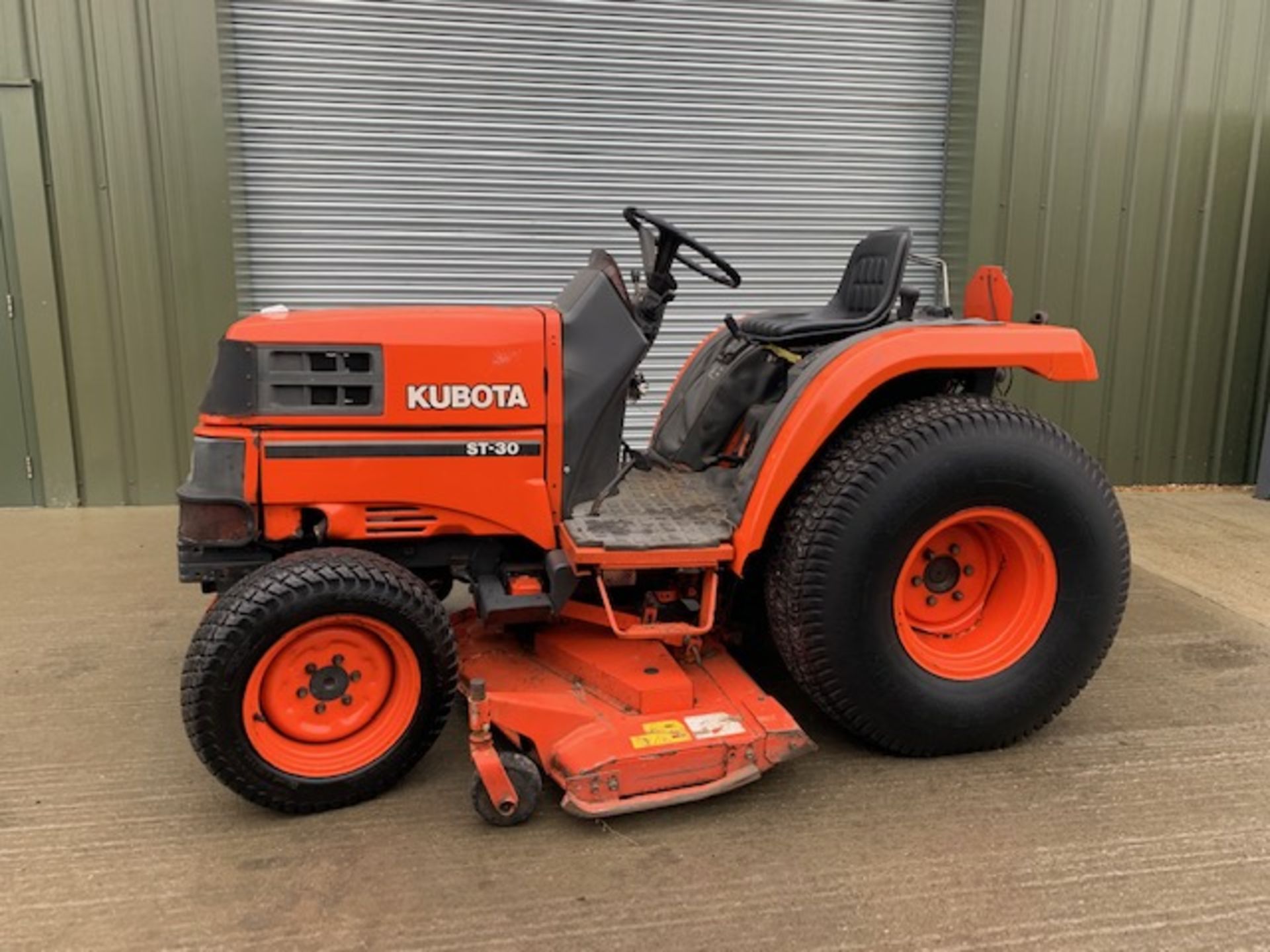 KUBOTA ST30 MID ROTARY DECK RIDE ON MOWER - Image 2 of 7