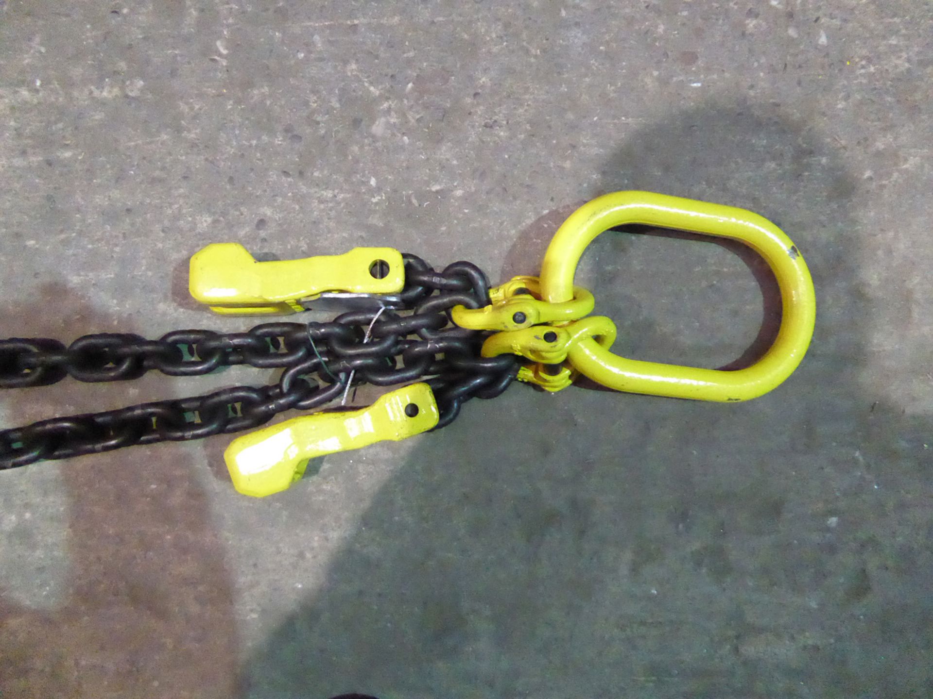 1 x 10mm double leg Grade 80 Chain Sling With master link and Clevis Sling Hooks with safety catch - Image 6 of 6