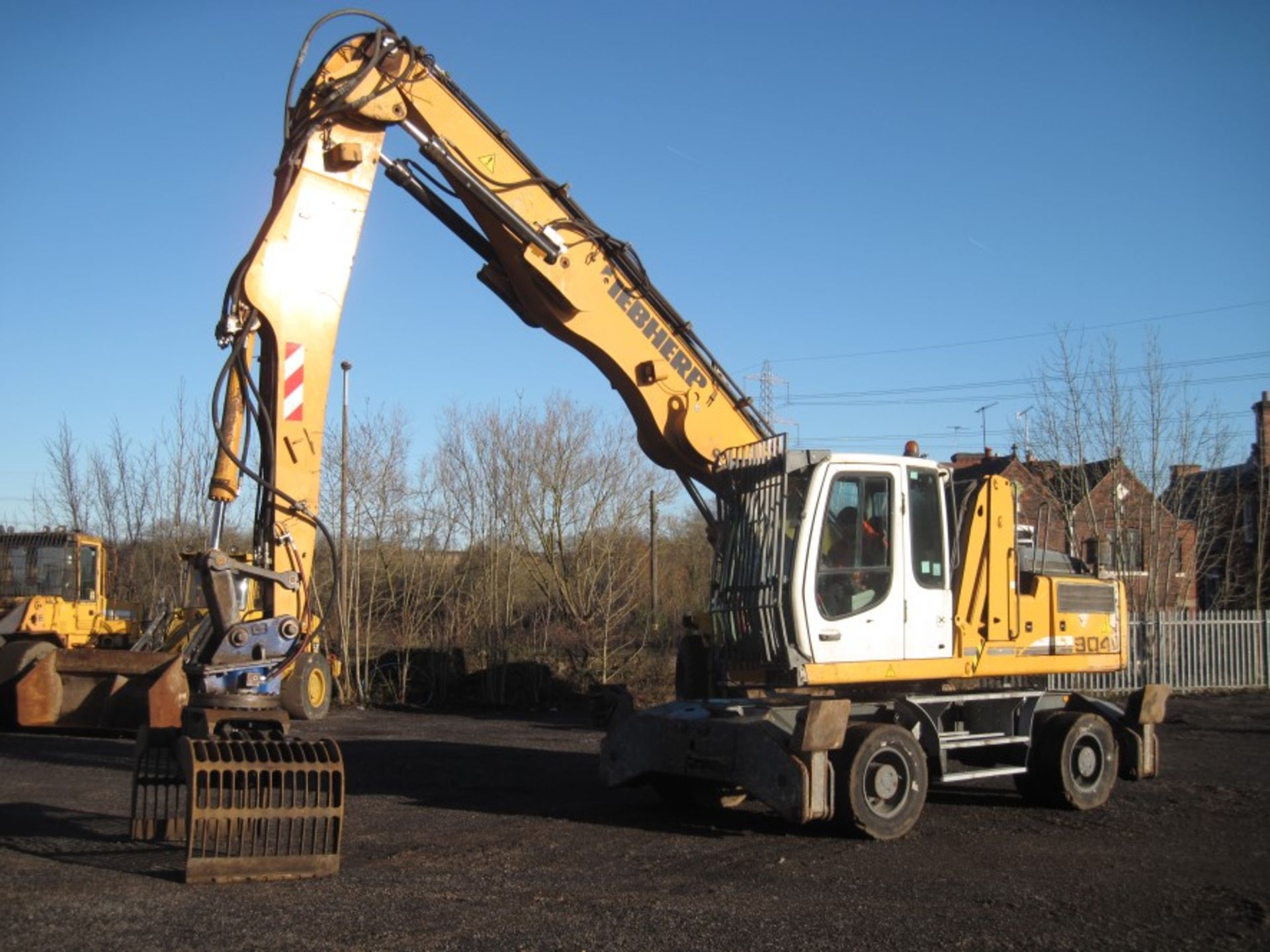 Liebherr 904C Waste Handler with Grab - Image 3 of 4