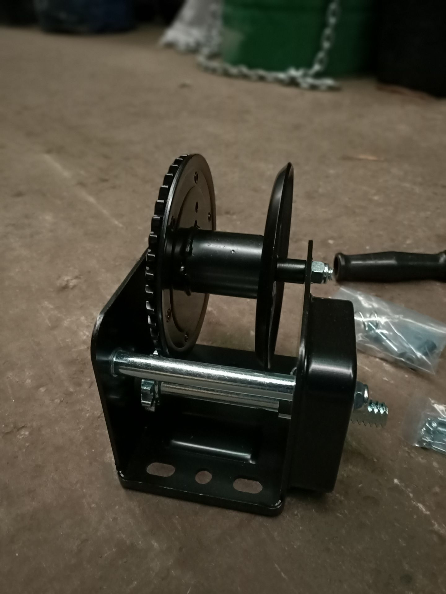 2000LBS BLACK HAND WINCH WITH BRAKE (NOT FOR LIFTING) - Image 2 of 3