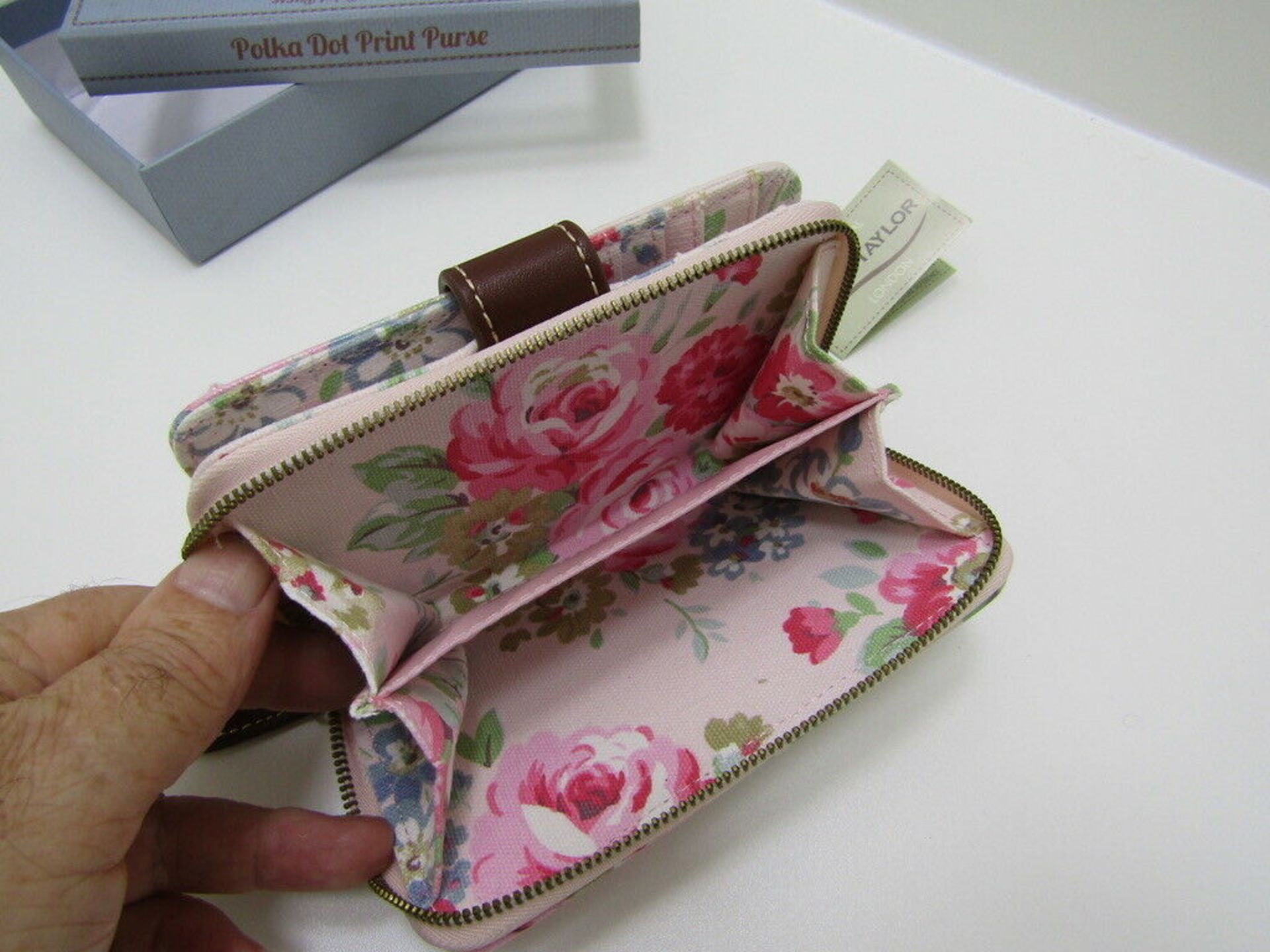 8 x Cora Taylor Pink Floral Purse. Brand New and Boxed. no vat on hammer.You will get 8 of these. - Image 2 of 7