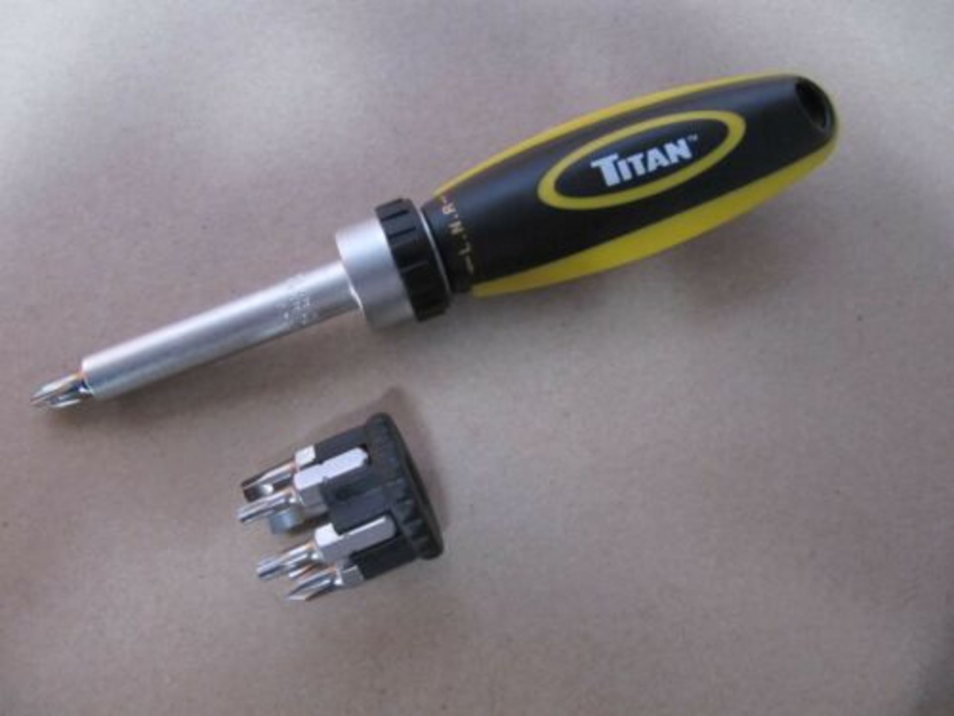 6 x Ratcheting Screwdriver set. 7 bits. Handy size. Titan Tools 11014 no vat on hammer.You will - Image 4 of 6