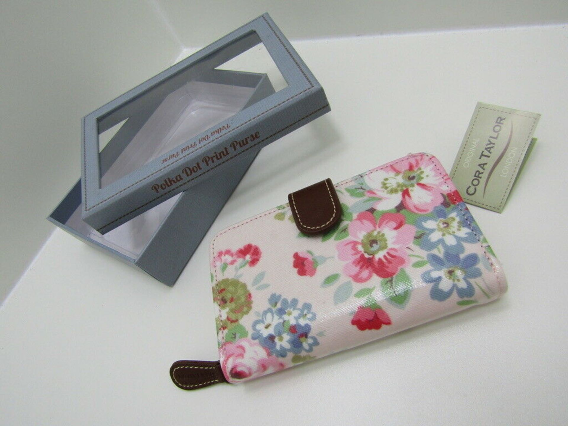 8 x Cora Taylor Pink Floral Purse. Brand New and Boxed. no vat on hammer.You will get 8 of these.