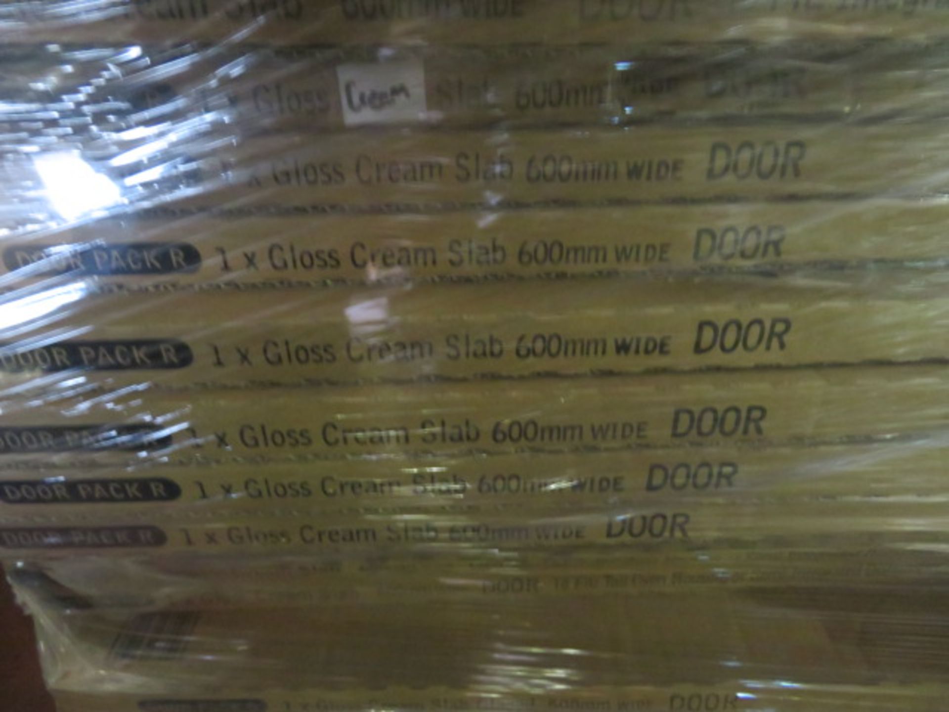 (BQ6) PALLET TO CONTAIN A LARGE QTY OF VARIOUS NEW KITCHEN STOCK TO INCLUDE: GLOSS CREAM DOORS,... - Image 4 of 4