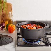 (NN42) Cast Iron Casserole Dish Ideal for roasts, stews, casseroles and other dishes Features...