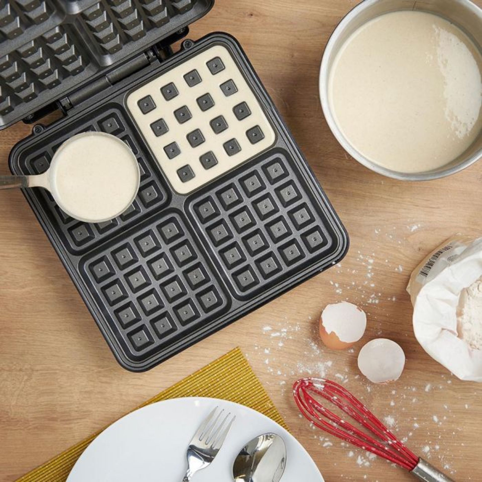 (NN15) Quad Waffle Maker Whip up four delicious waffles at once with the 1100W Quad Belgian W... - Image 3 of 4