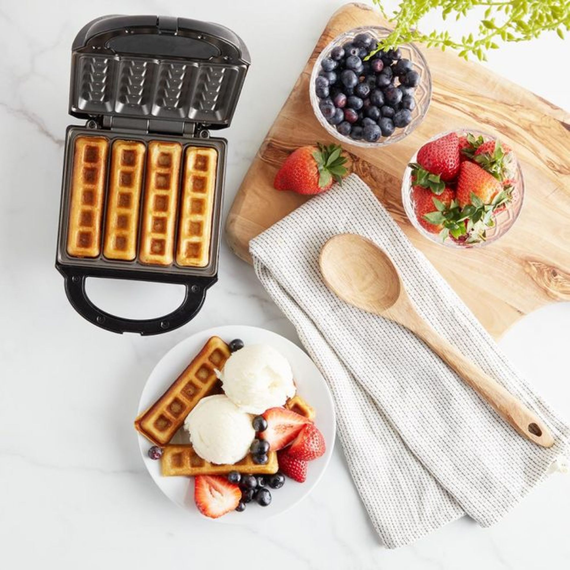 (NN123) 500W Non-Stick Waffle Maker Non-stick plates are easy to clean and prevent waffles sti... - Image 3 of 4