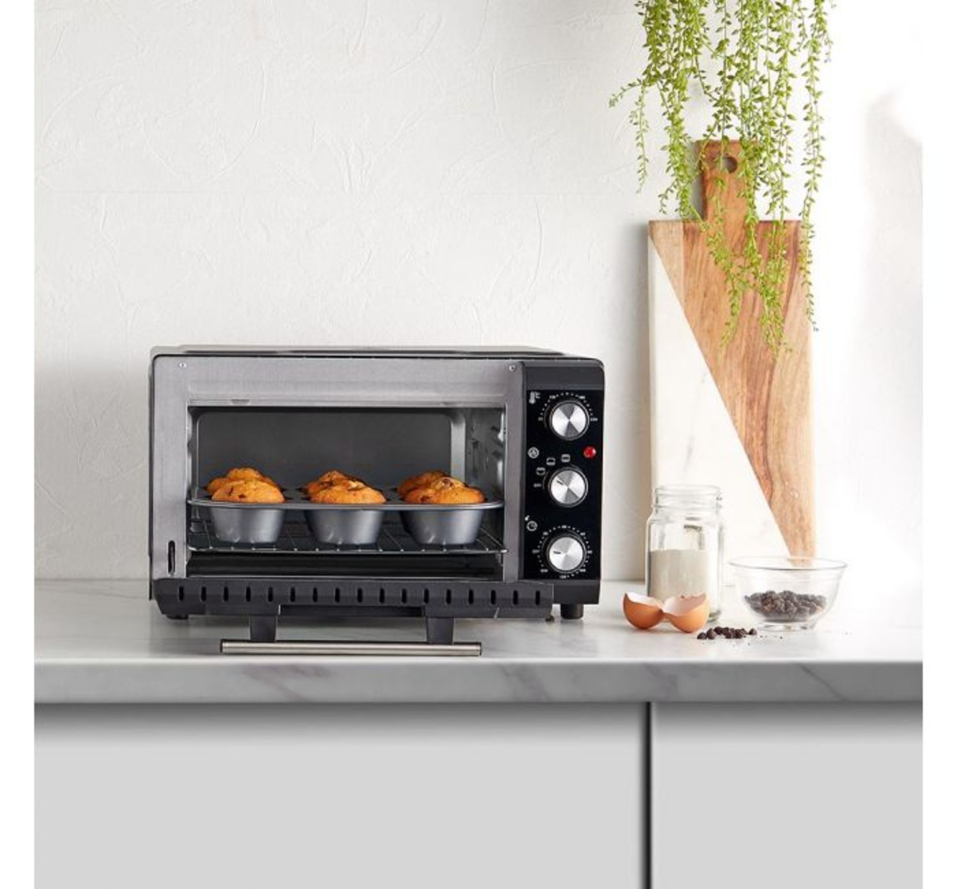 (X29) 20L Mini Oven. Make cooking easy in even the smallest spaces with this mini oven. 20L cap...