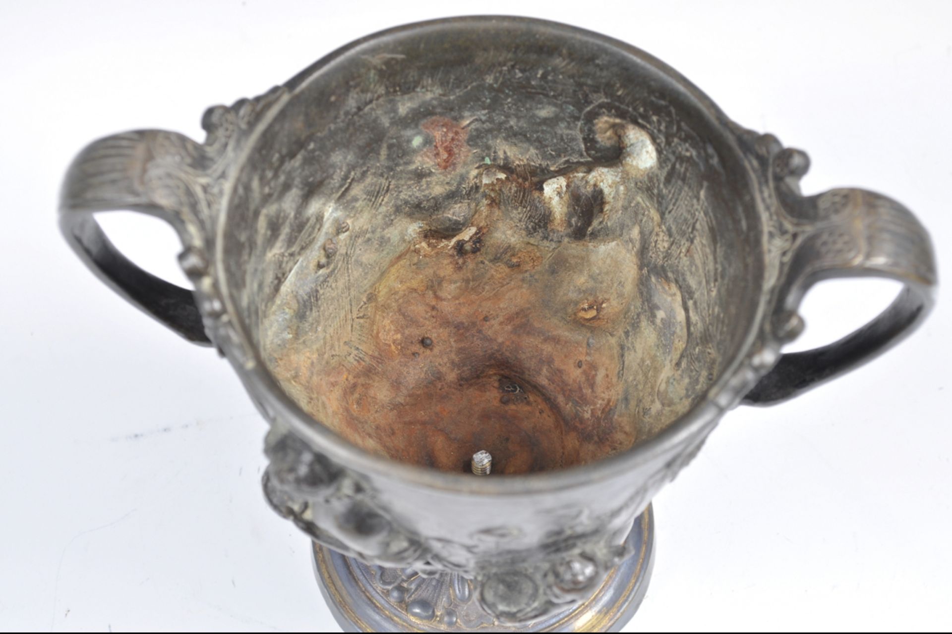 Early C19th grand tour bronze chalice cup decorated with classical figures - Image 4 of 5