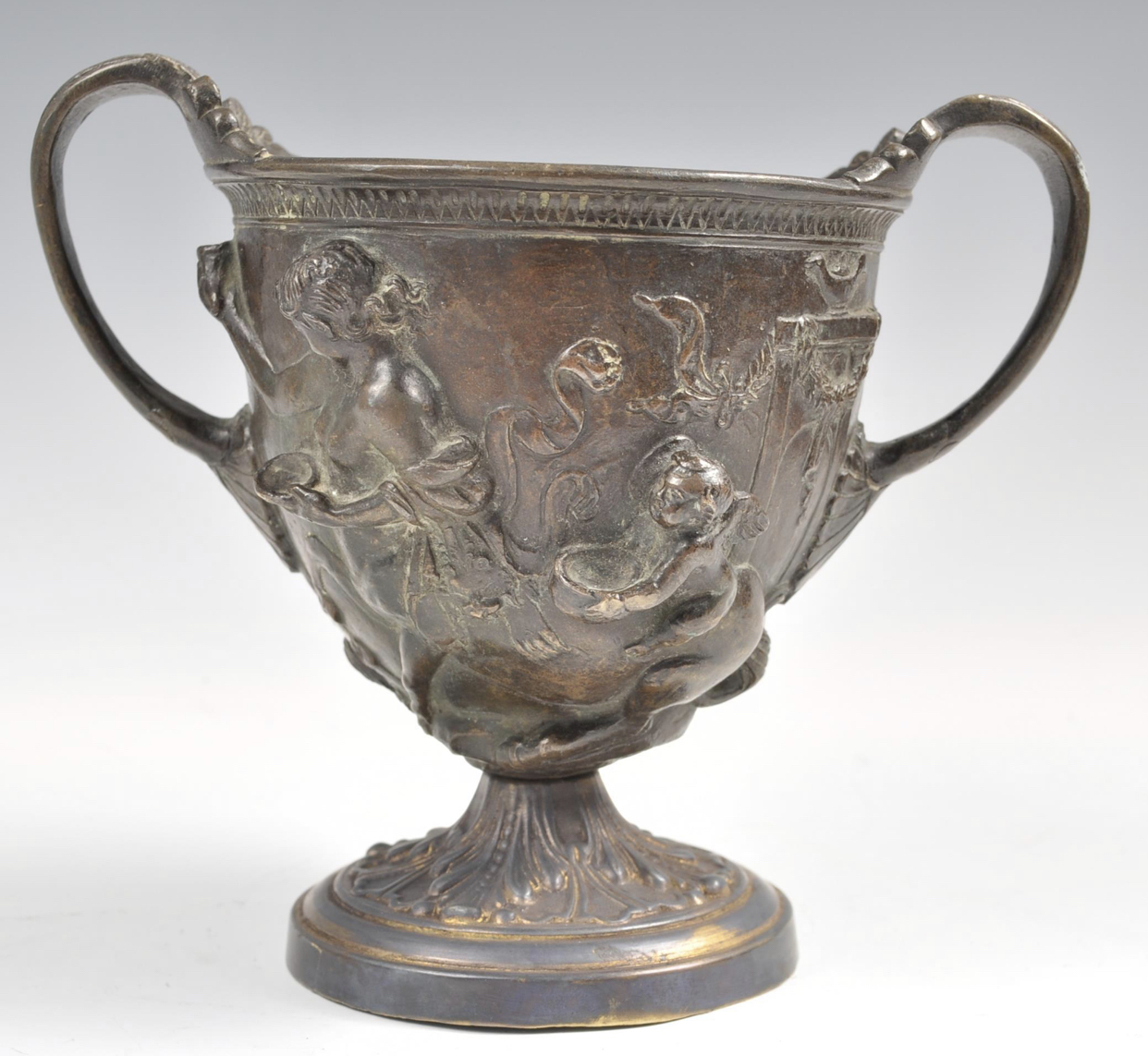 Early C19th grand tour bronze chalice cup decorated with classical figures - Image 3 of 5