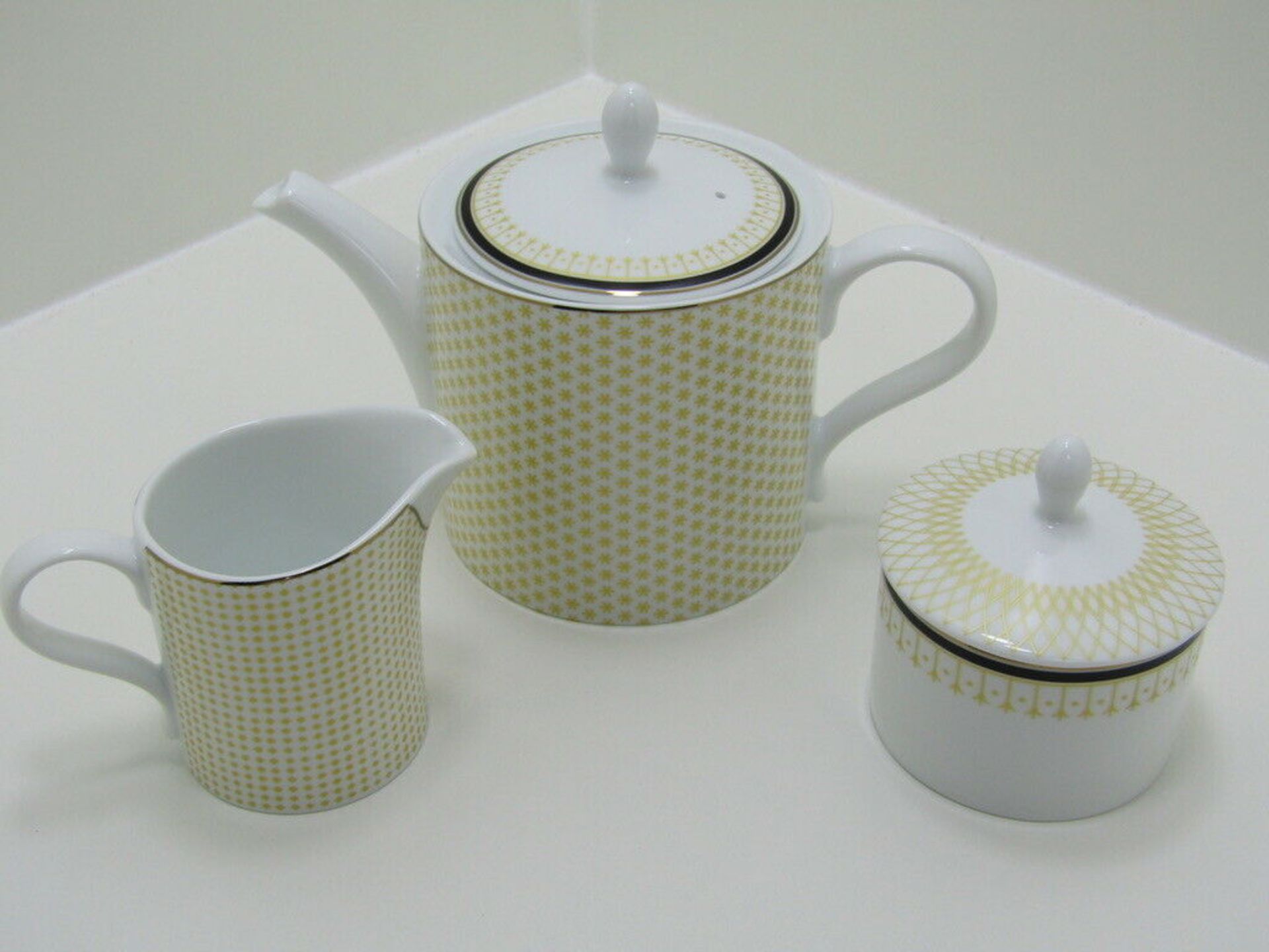 Portmeirion Studio, 3 Piece Tea Set With Teapot Milk Jug & Sugar Bowl with Lid - Image 3 of 5