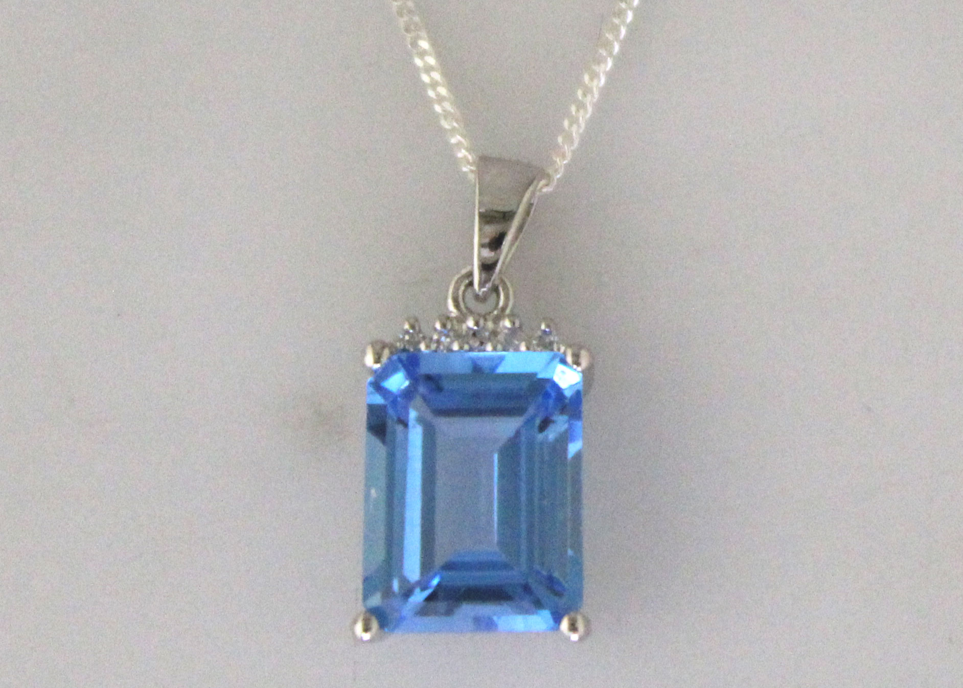 9ct White Gold Diamond And Blue Topaz Pendant 0.01 Carats - Image 5 of 6