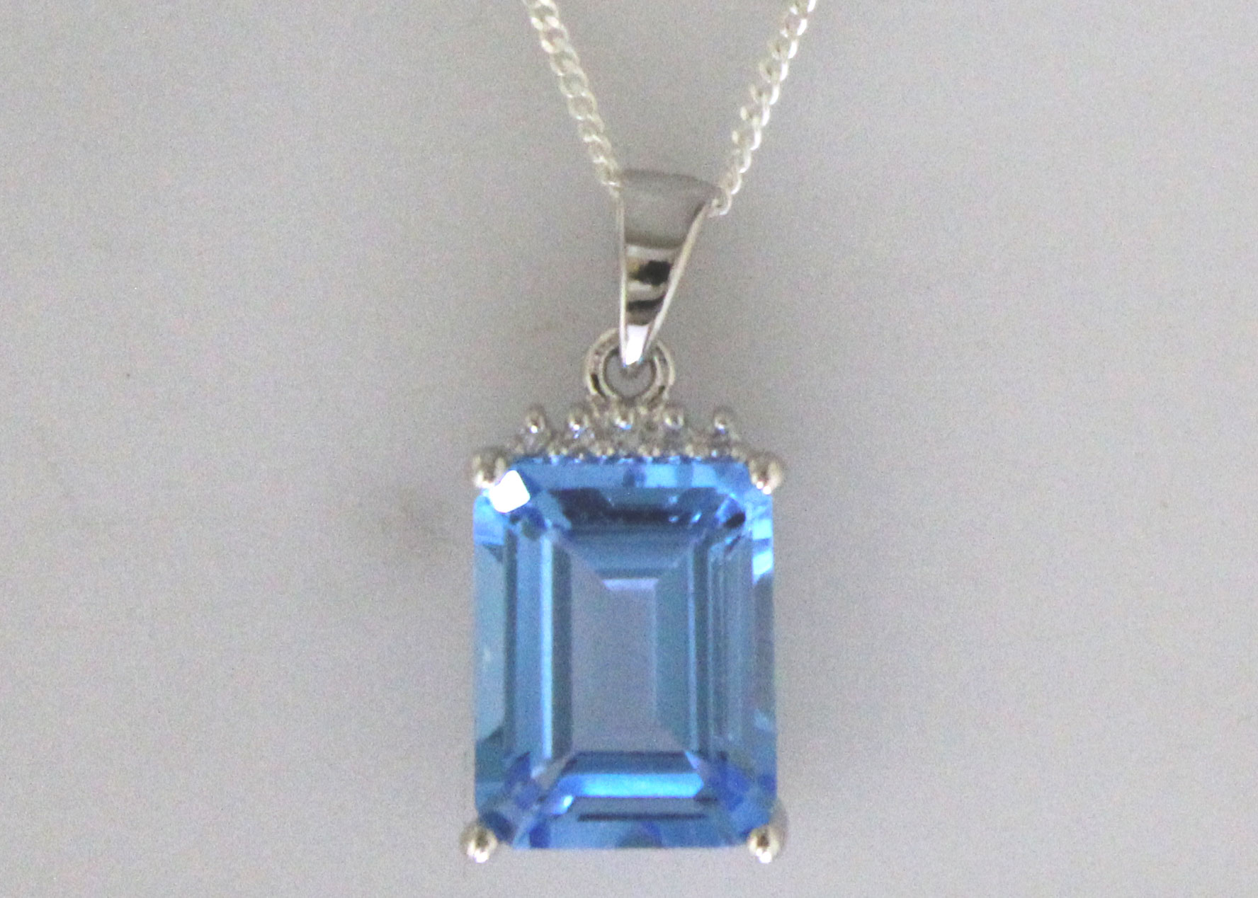 9ct White Gold Diamond And Blue Topaz Pendant 0.01 Carats - Image 2 of 6