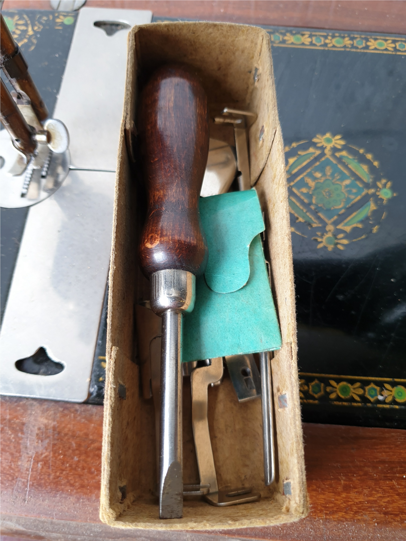 Vintage The Royal Ruby Sewing Machine - Image 5 of 5