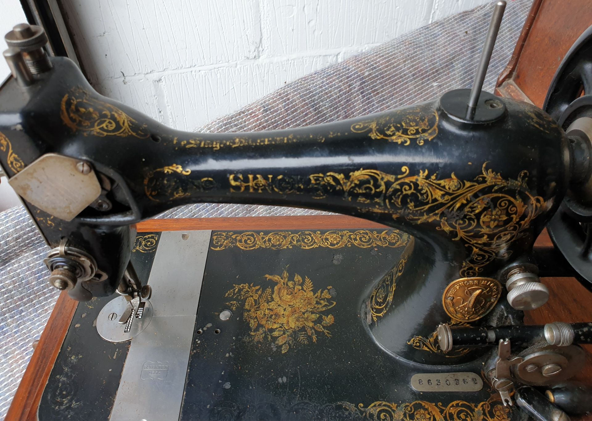 Vintage Singer Sewing Machine - Image 3 of 3