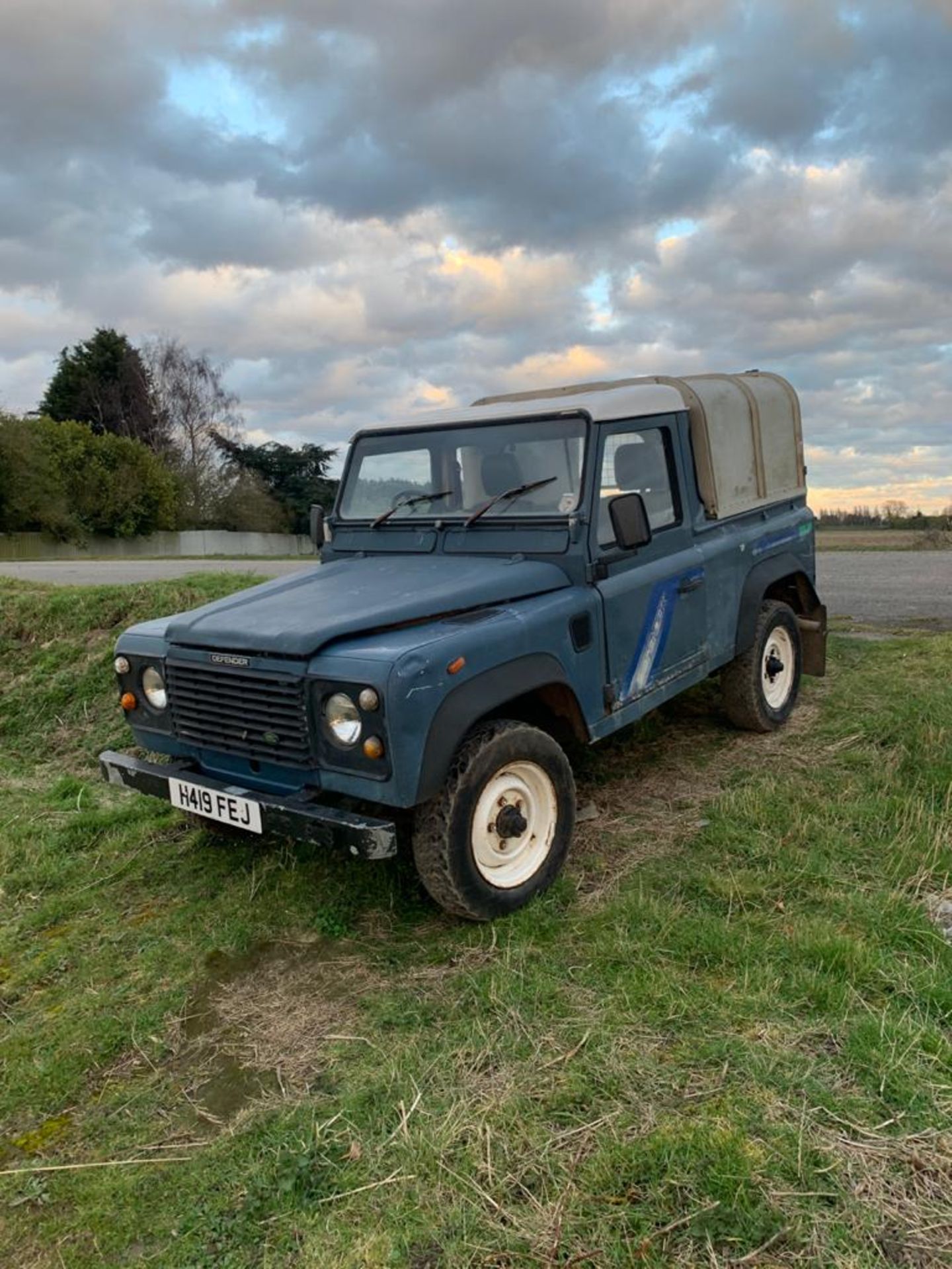 Land Rover Defender 90 - Image 2 of 9