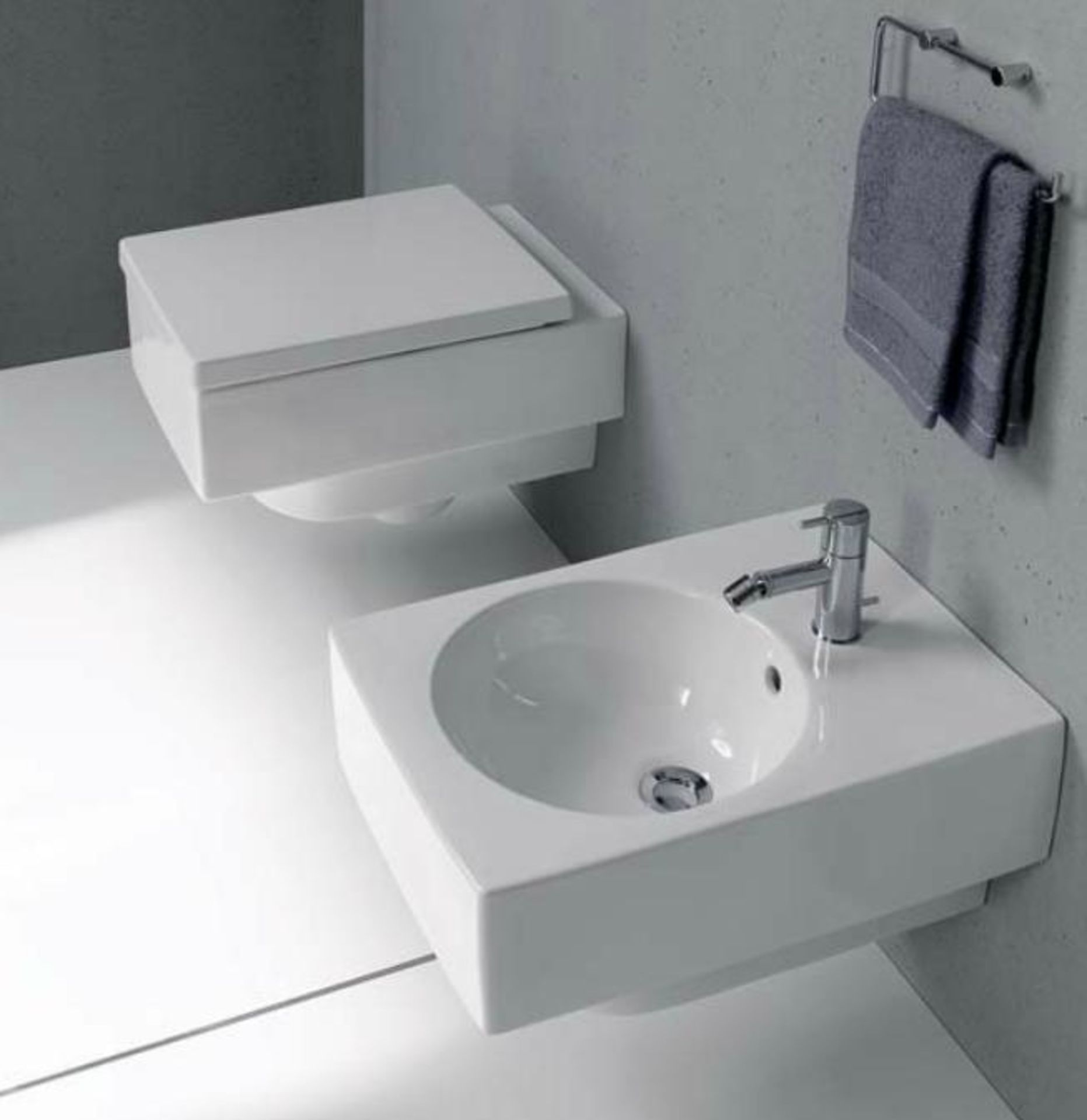 (PC136) Keramag Preciosa II Wall Hung Bidet. wall hung Fits effortlessly into even the most co...( - Image 3 of 3
