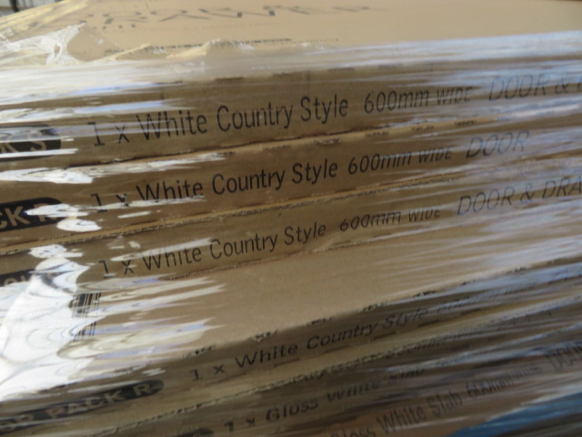 (U8) LARGE PALLET TO CONTAIN APPROX. 43 ITEMS OF KITCHEN STOCK TO INCLUDE: WHITE COUNTRY STYLE ... - Image 3 of 4