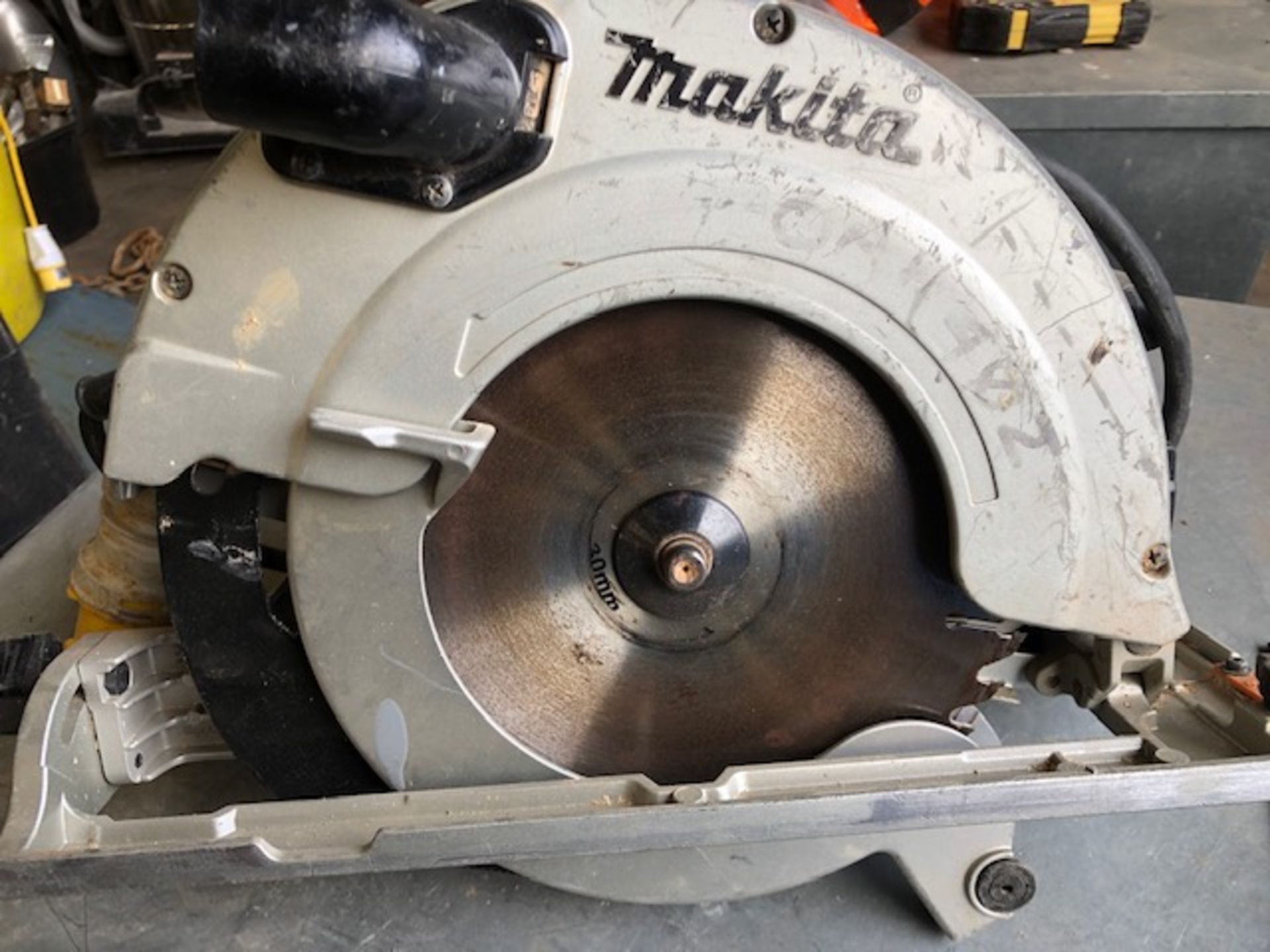 Makita 5903R circular saw 235mm cut 110v