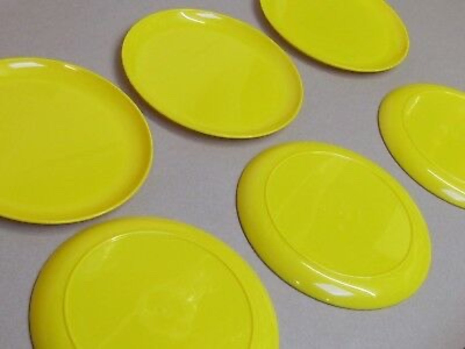 30 x Unbreakable Yellow Plates - Image 2 of 3