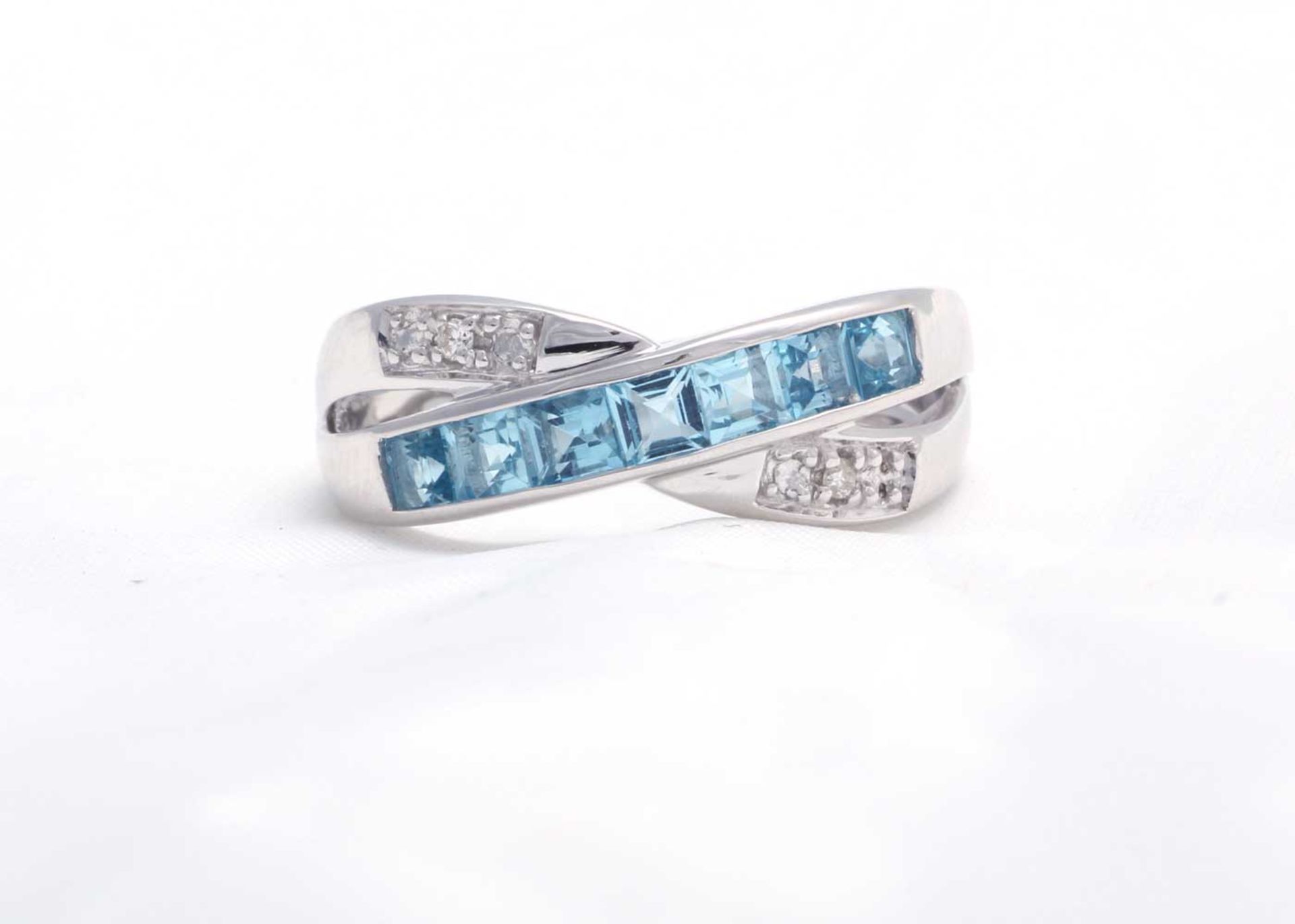 9ct White Gold Blue Topaz And Diamond Ring 0.06 Carats - Image 5 of 8
