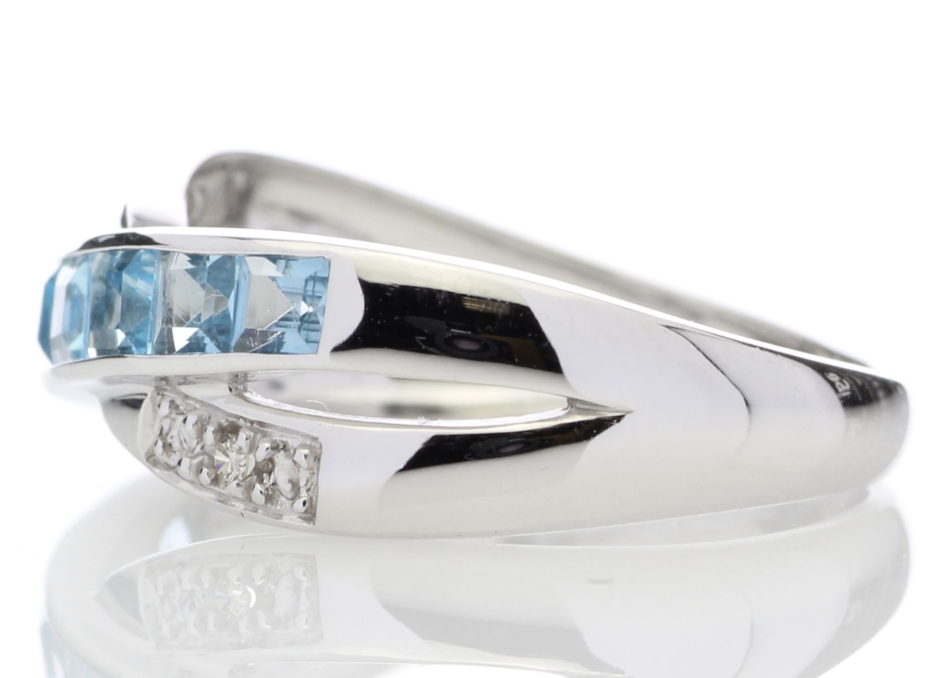 9ct White Gold Blue Topaz And Diamond Ring 0.06 Carats - Image 3 of 8