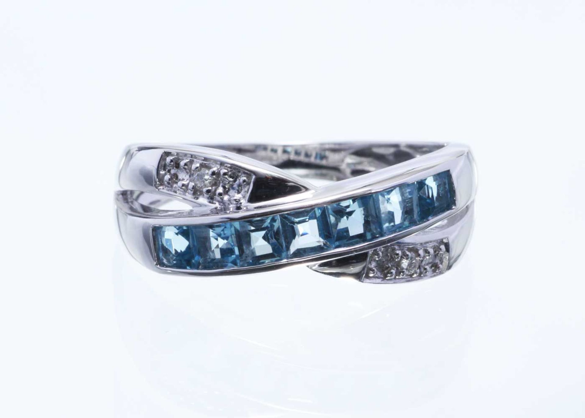 9ct White Gold Blue Topaz And Diamond Ring 0.06 Carats - Image 6 of 8