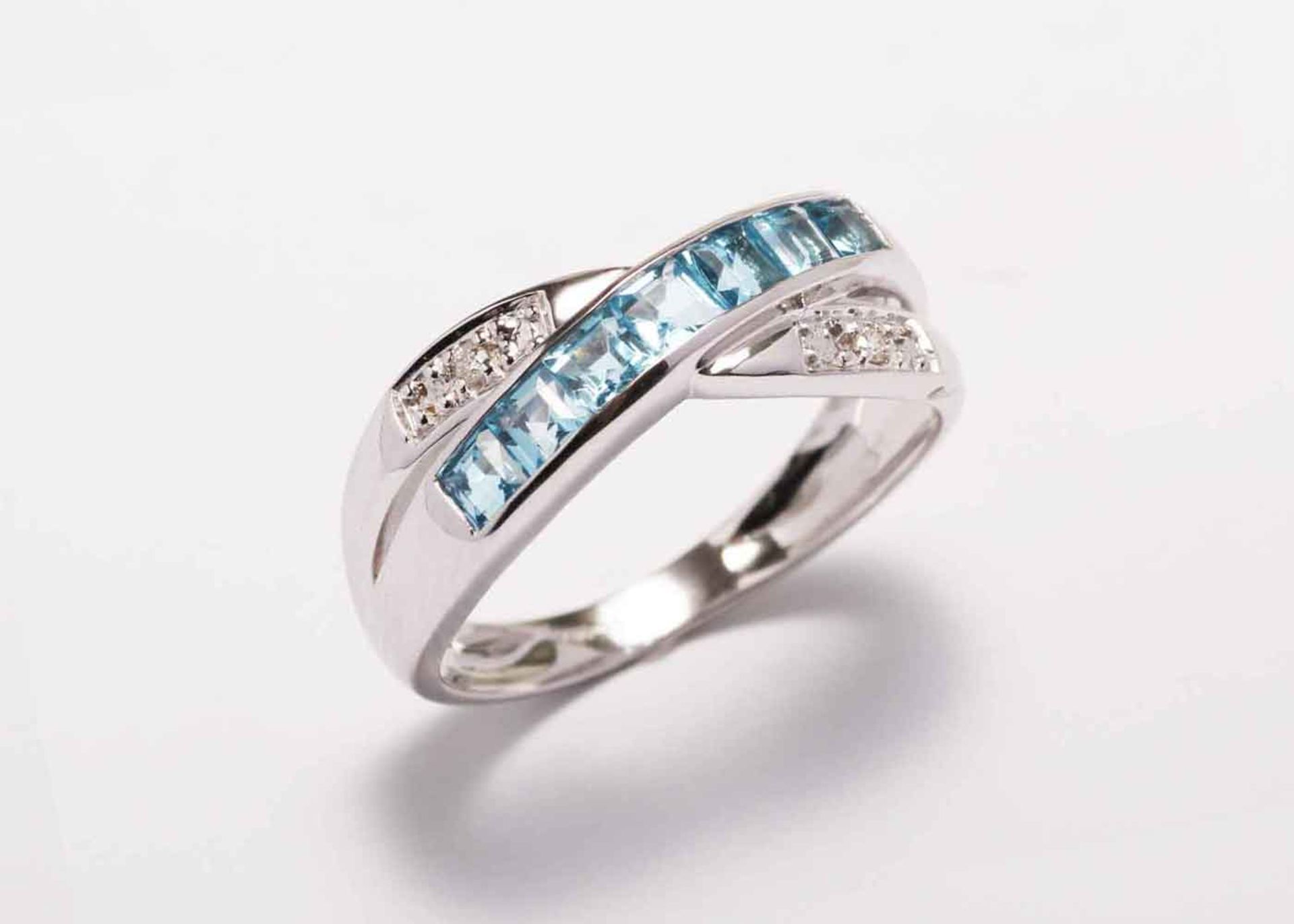 9ct White Gold Blue Topaz And Diamond Ring 0.06 Carats - Image 7 of 8