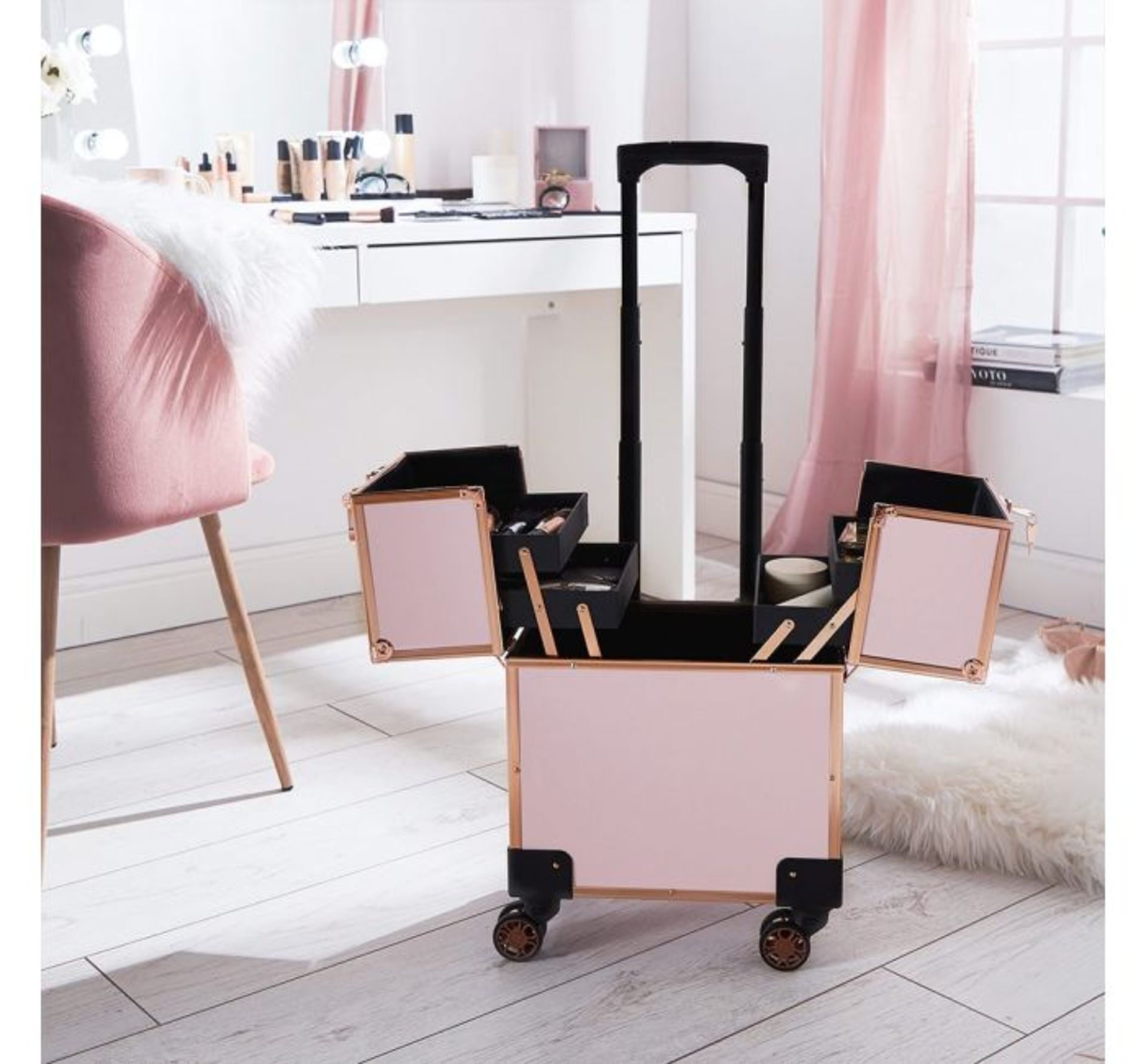 (D4) Beauty Trolley Extending suitcase-style handle for comfortable, easy transportation (88cm... - Image 2 of 6
