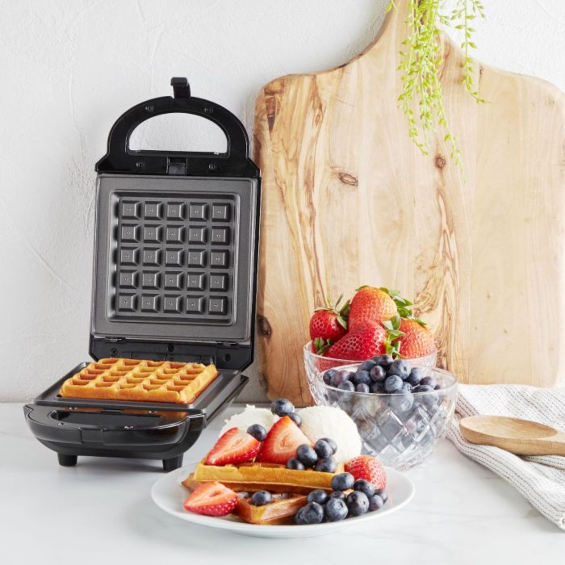(S70) 460W 2 in 1 Snack Maker Make toasted sandwiches or waffles with this handy 2 in 1 snack ... - Image 3 of 5