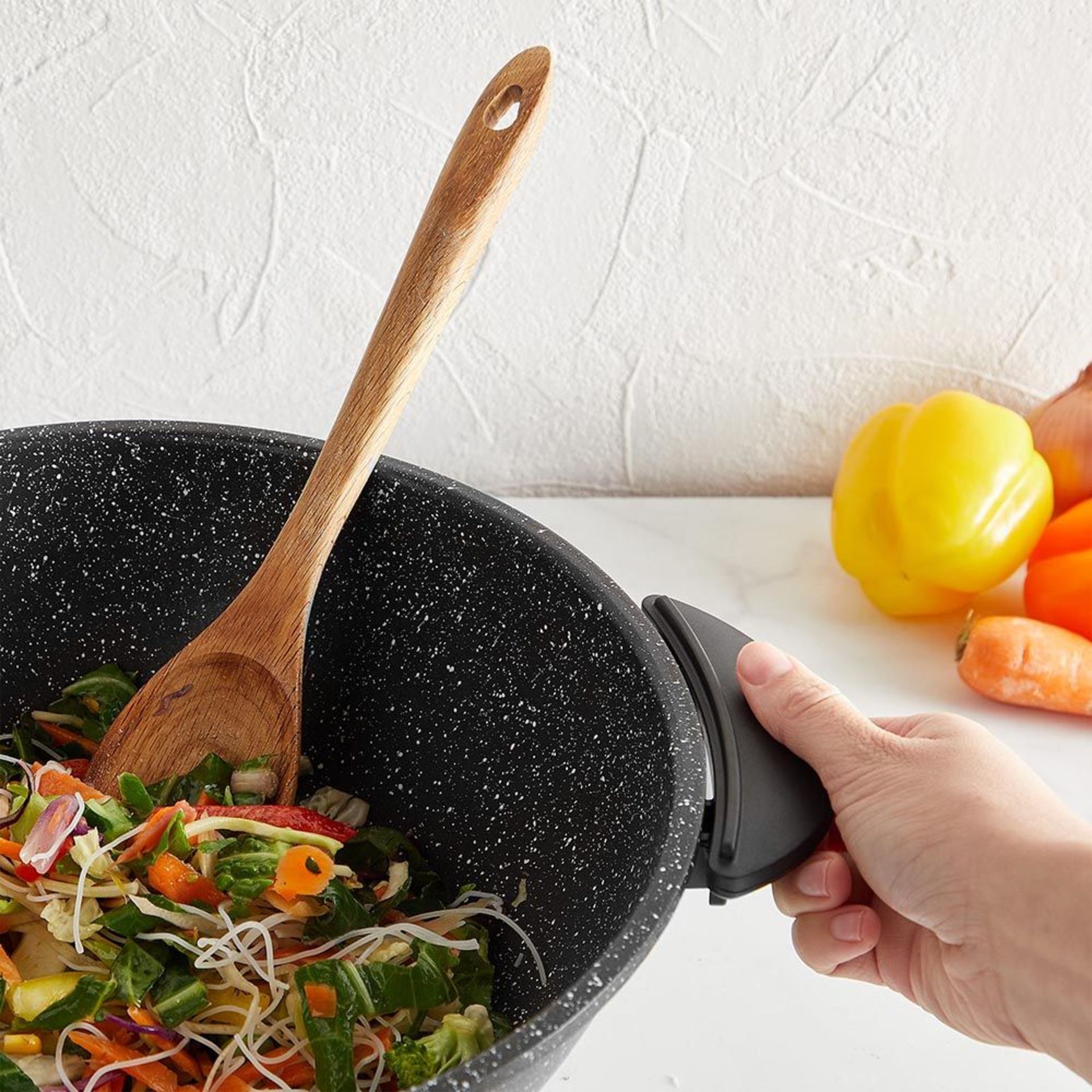 (KG28) 5L Electric Wok. Non-stick coating ensures easy cleaning and healthy little-to-no-oil co... - Image 2 of 5