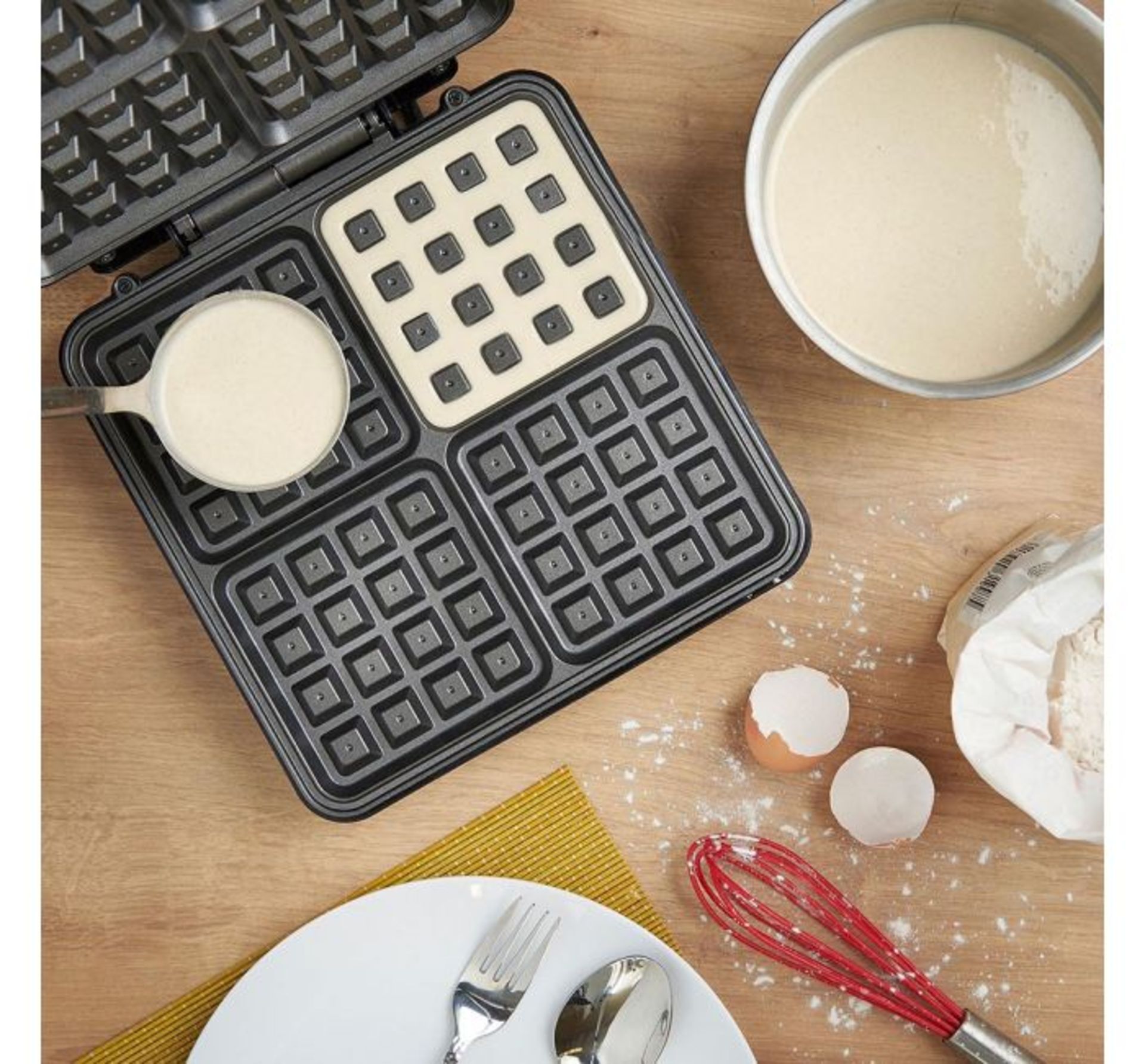 (D8) Quad Waffle Maker Easy to clean non-stick plates make cleaning up easy – as well as all... - Image 3 of 3