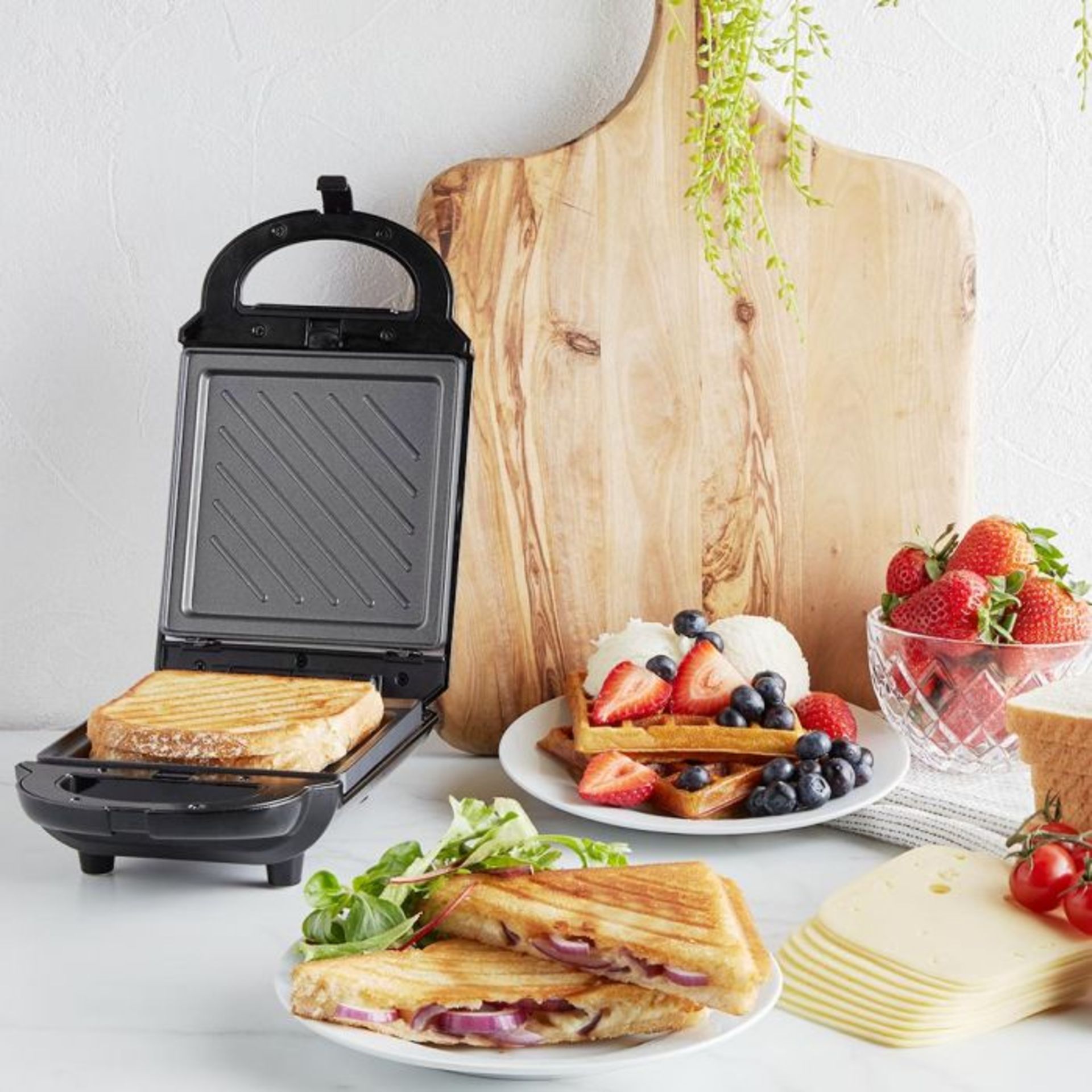 (S70) 460W 2 in 1 Snack Maker Make toasted sandwiches or waffles with this handy 2 in 1 snack ...