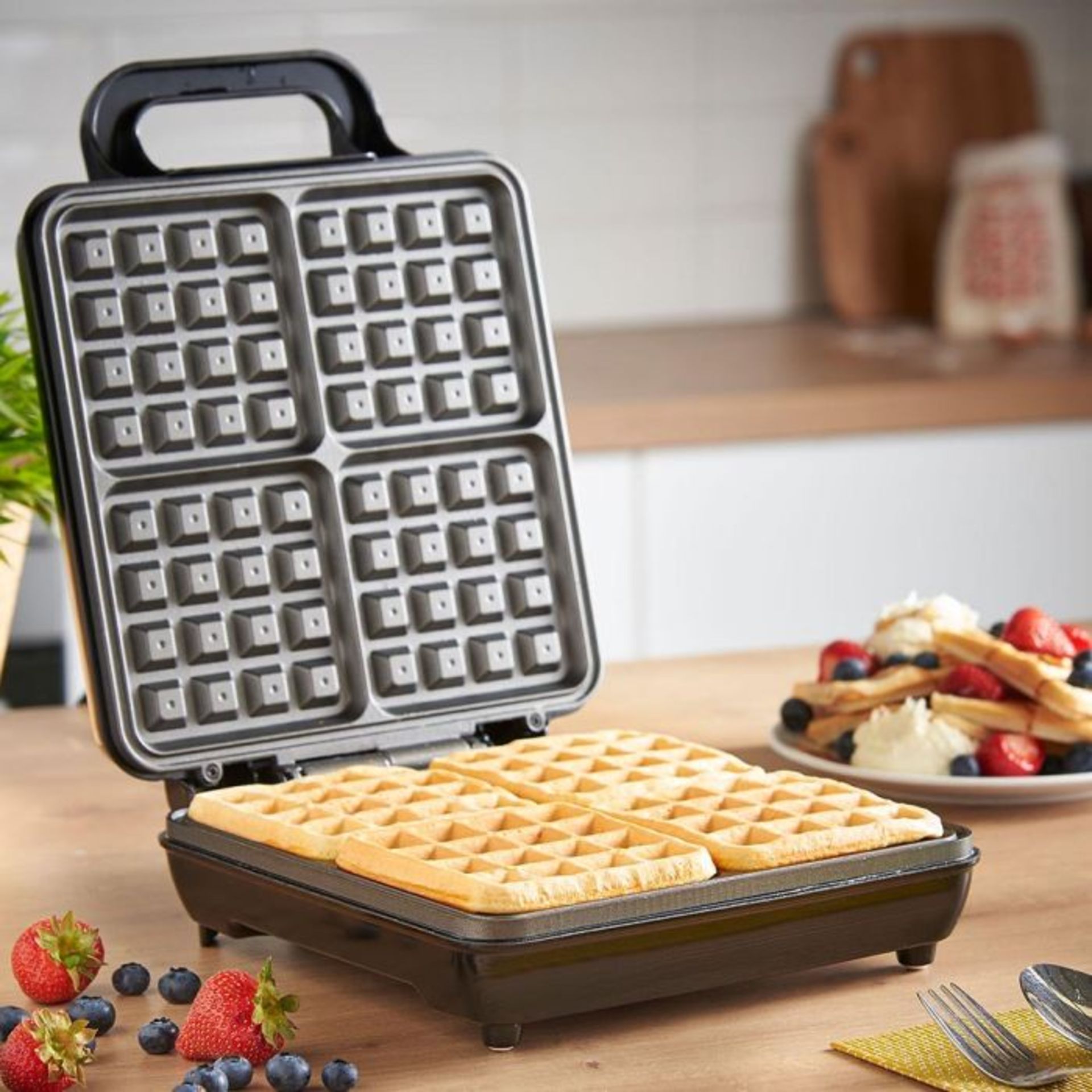 (NN15) Quad Waffle Maker Whip up four delicious waffles at once with the 1100W Quad Belgian W... - Image 2 of 4