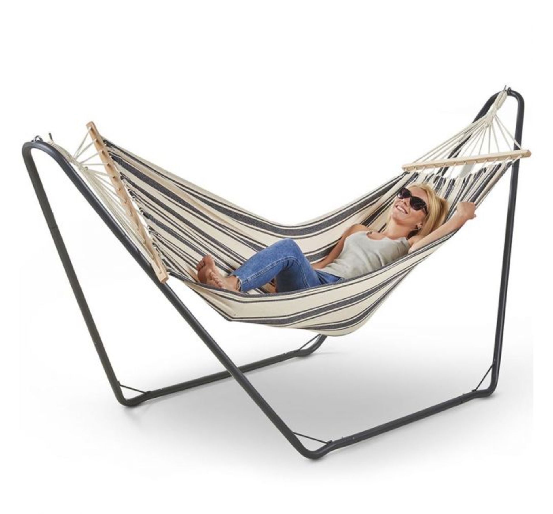 (D18) Single Hammock with Black Frame Bring the beach to your back garden with this coastal in... - Image 4 of 4