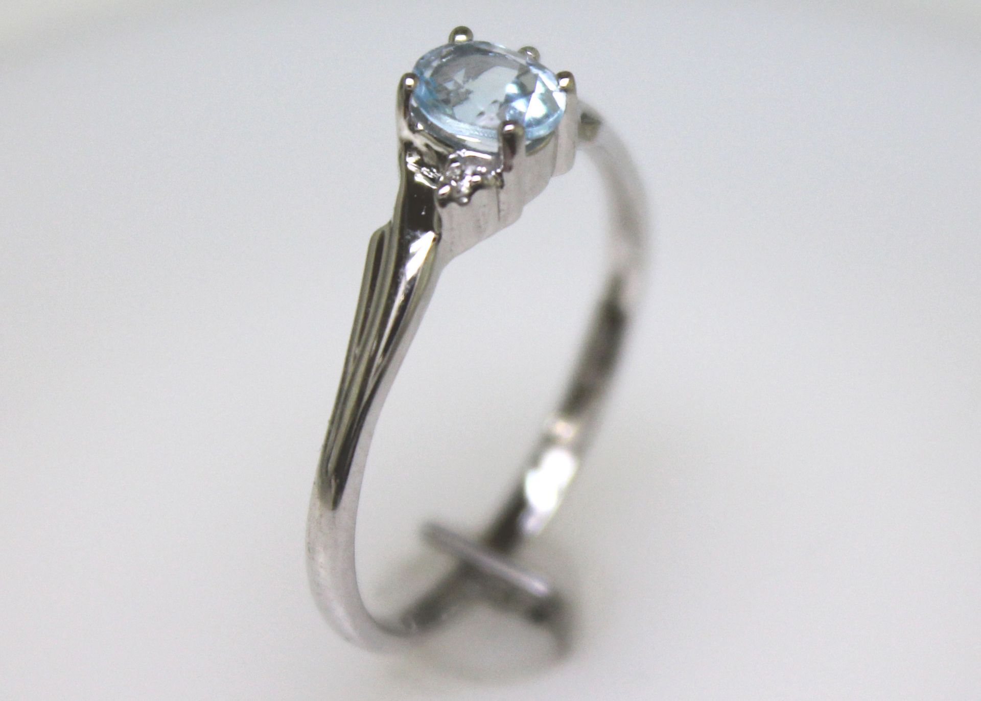 9ct White Gold Diamond and Blue Topaz Ring 0.01 Carats - Image 6 of 8