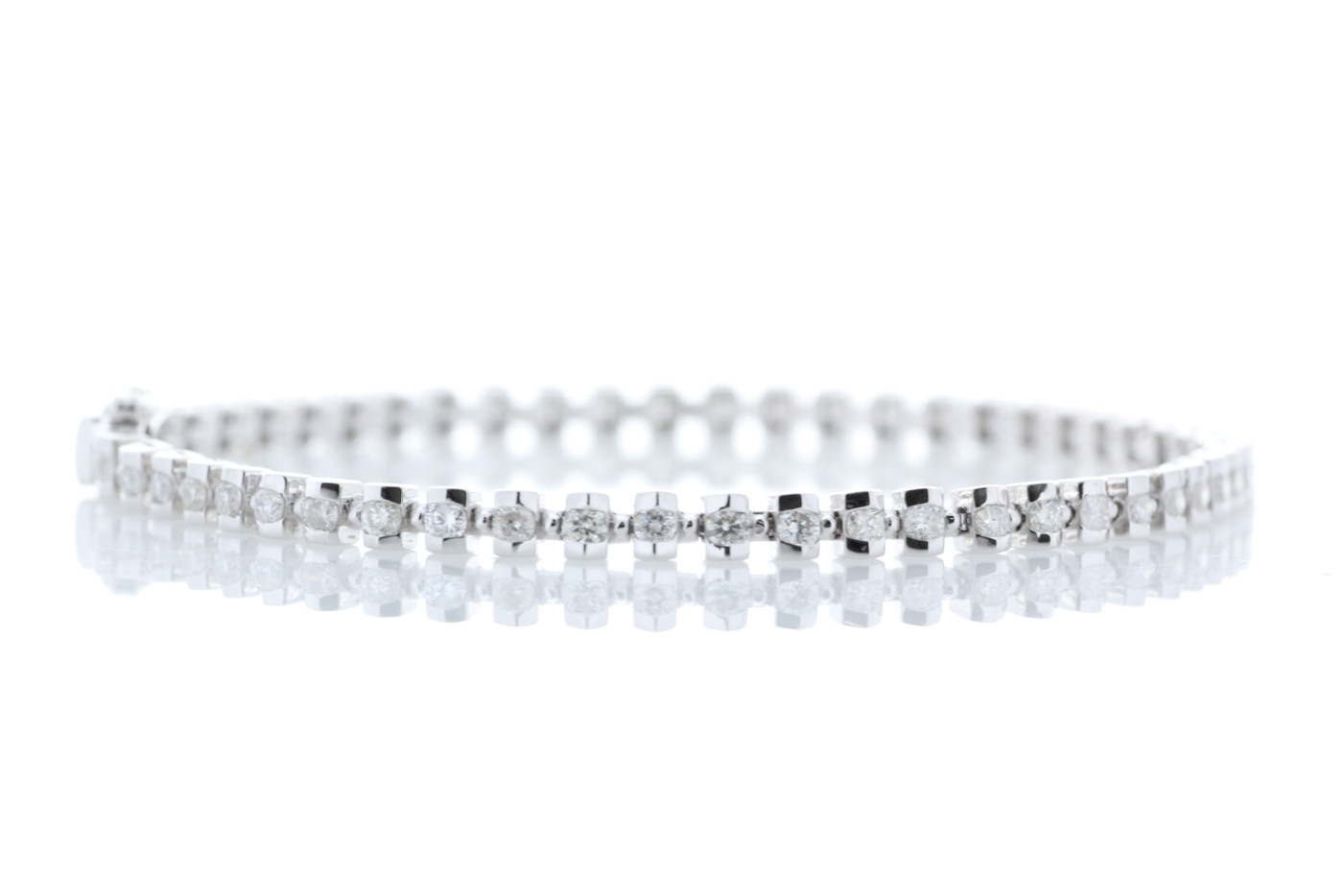 18ct White Gold Tennis Diamond Bracelet 1.82 Carats - Image 4 of 4